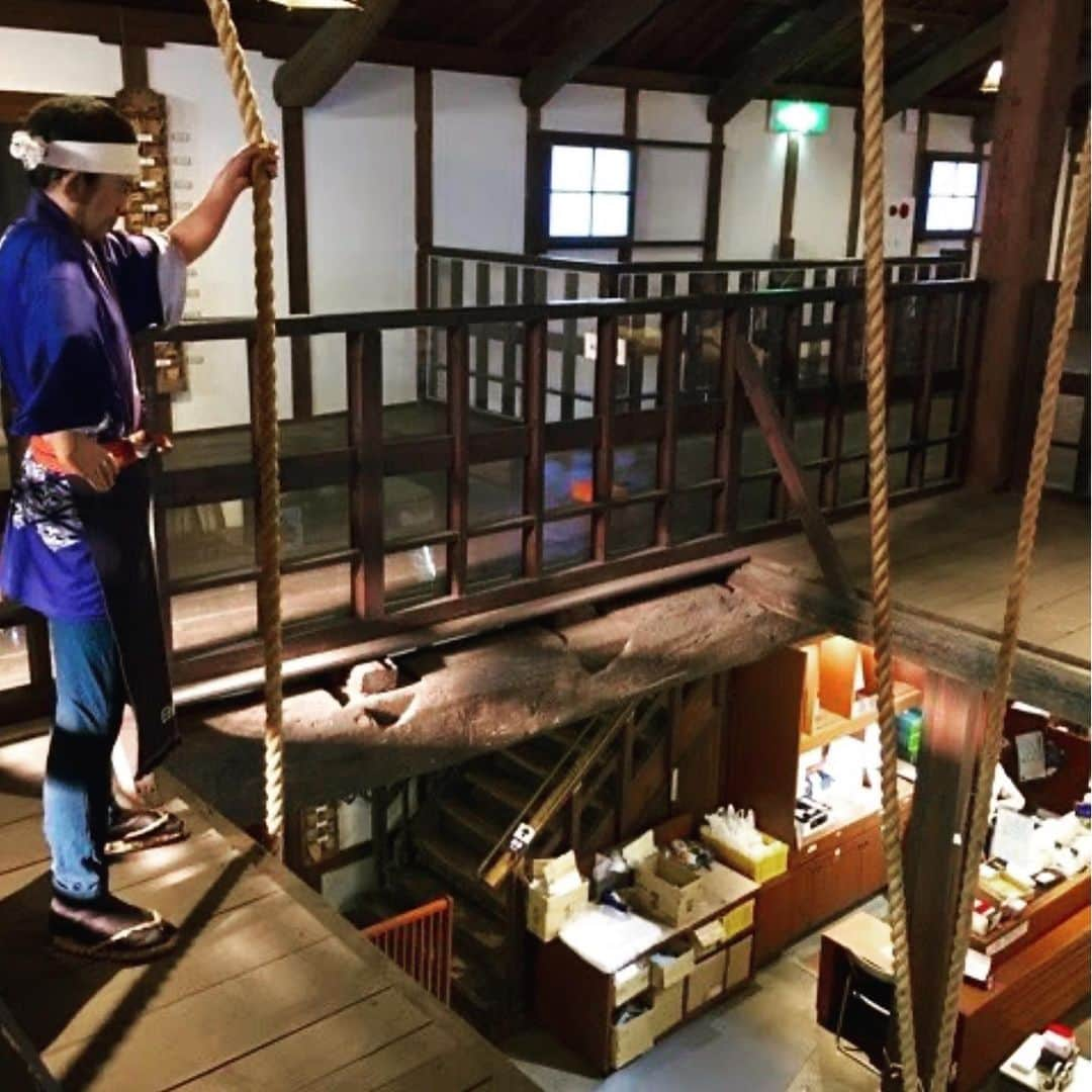 近藤淳子さんのインスタグラム写真 - (近藤淳子Instagram)「兵庫県　白鶴　 http://www.hakutsuru.co.jp/  Ameba TVのクラフトサケウィーク特番で訪問させていただいた時のオフショットです。コロナで今季は取材撮影がストップしているので、2年前ですが、貴重な蔵の資料館を公開させていただきます。  #日本酒飲もう　#日本酒 #日本酒好きな人と繋がりたい #日本酒好き #日本酒で乾杯 #日本酒🍶 #地酒 #sake #japanesesake #クラフトサケウィーク　#白鶴　#兵庫県 #兵庫 #播磨#白鶴酒造 #白鶴美術館#酒の旅人」6月7日 9時08分 - kondo_junko_