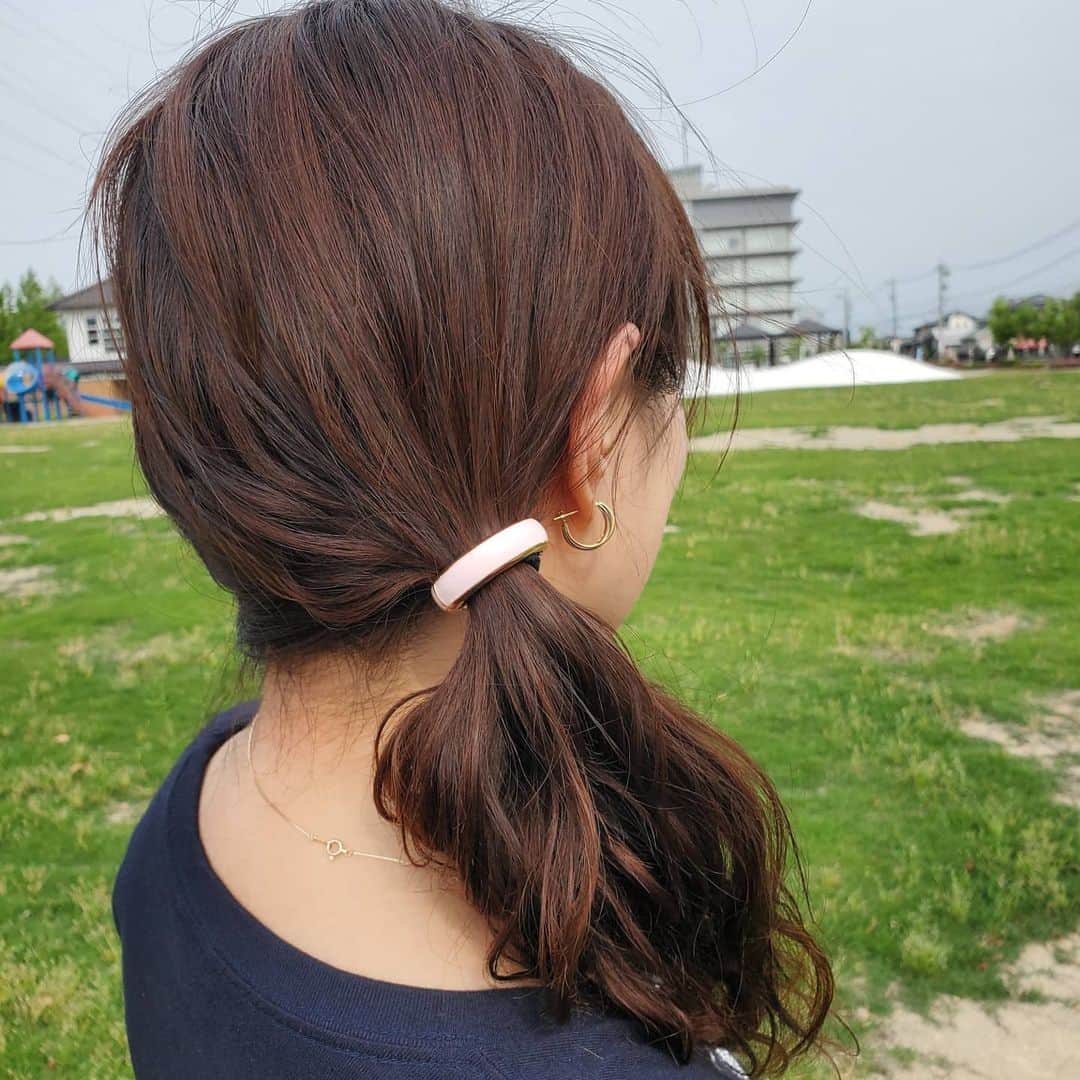 槇谷玲美のインスタグラム：「今月から「いまテレ」は3人で！そして公園での収録が続きます☀️飲む紫外線対策始めました✴️ #フランスラックス #franceluxejapan  #カフポニーチャレンジ #カフポニーが見えるようにサイドで結んでみた #ヘアーアクセサリー  #シンプリス#simplisseのUVDEFENSEPRO #射水市 #大島中央公園からのいまテレは６月８日から放送 #撮影協力は #雷鳥おねえちゃん💕いつもありがとう🥰」