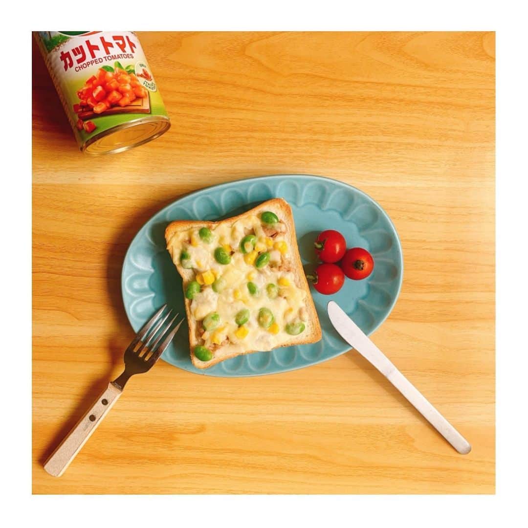 のインスタグラム：「. #藤原製パン #おうち時間 #stayhome . #今日のトースト . #枝豆ツナチーズコーントースト . 好きなもの全部ぶっ込んでトーストしたズボラトースト。 . おかずトーストもいいけど、やっぱり朝は甘いトーストがいいなぁ。 次は甘い系にしよう。 . 暑くなってきて、朝の日差しと暑さで起きちゃって寝不足な日々です。 私の毎朝のルーティンは、まず起きて窓開けて今日の天気を見て、空気の匂いを感じること。 . . そして一杯の白湯を飲んで、その後コーヒーとヨーグルトを食べながら、パンを作ります🍞 . トマト缶はなんの関係もありません🍅可愛いから入れてみた✌️」
