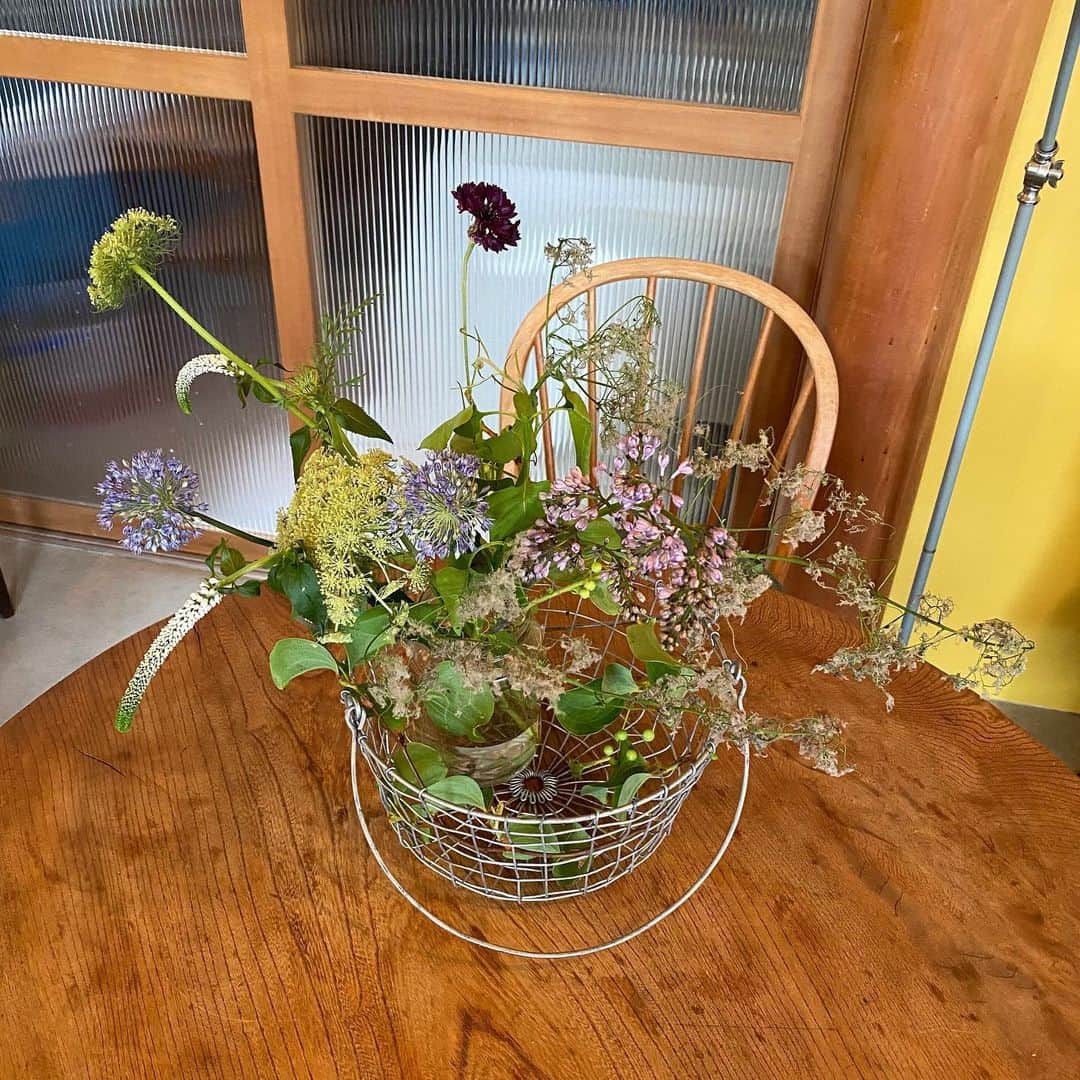 のインスタグラム：「💐 フラワーレッスンが再開。 ワイヤーバスケットを使った、初夏のアレンジでした💐  全員がマスク着用でソーシャルディスタンスを保ち、1テーブルに1人、大テーブルは向かい合わないように…などなど、普段とは違う雰囲気でしたが。 お花に触れる時間は癒しでした🥺  #フラワーアレンジメント  #フラワーレッスン  #初夏のアレンジ  #ワイヤーバスケット  #ワイヤーバスケットアレンジ  #生花  #花のある暮らし  #花のある生活  #お花のある暮らし  #お花のある生活  #大人の習い事」