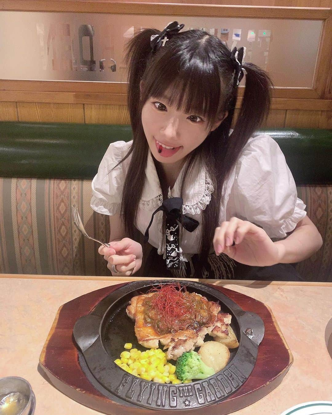 椎名ひかり（ひかりん）さんのインスタグラム写真 - (椎名ひかり（ひかりん）Instagram)「絶コロチェキ☆の特典のプリクラ撮りに行ってきた後闇の大人と飯飯  プリクラ機が中々やってなくて大変じやったの  早く皆の元へ届きますよーに  いただき魔界ッΣ(｡>艸<｡) #プトマヨ」6月7日 9時34分 - pikarin_shiina