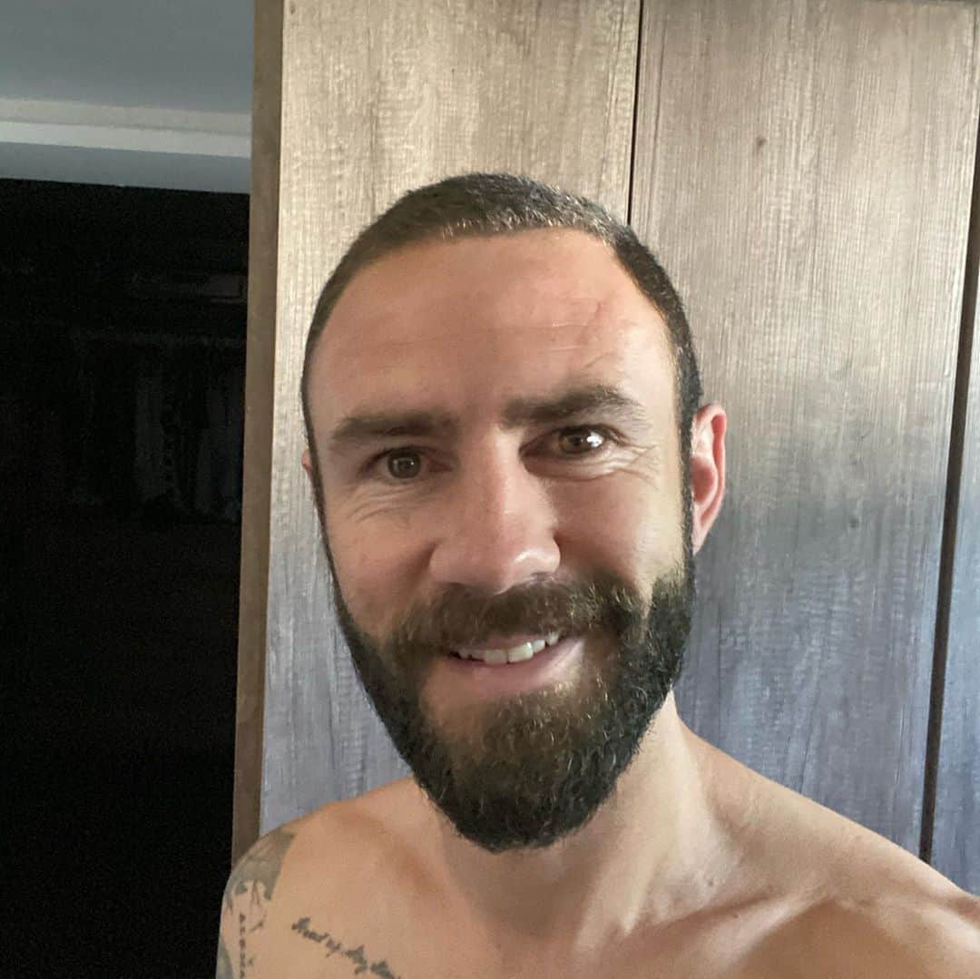 ミゲル・ラジュンのインスタグラム：「¿1, 2 ó 3? . 🧔🏻👨🏻🧑🏻」