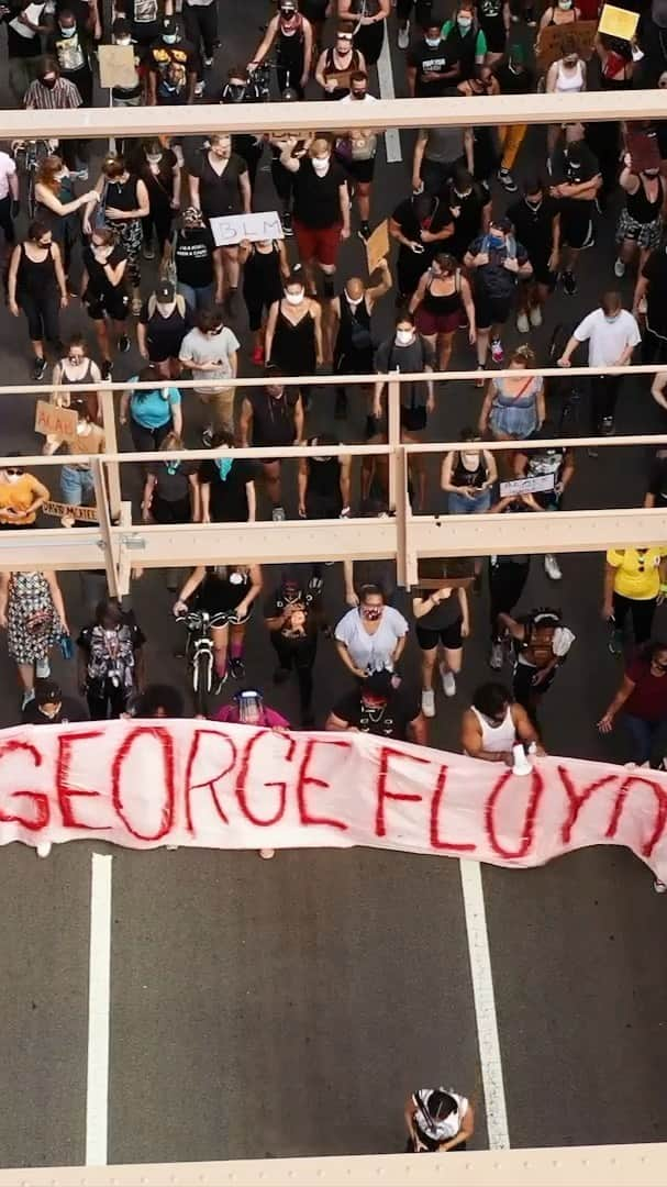 キャロル・ラドジウィルのインスタグラム：「I’m with the protestors. New York City represents. ❤️ The first step is just showing up. March. Chant. Cheer. Repeat. Something good is happening, you can feel it in the street. #blm #blacklivesmatter #vote2020 #socialactivism  #firstamendment  #democracy 🇺🇸• • 🎼He Got Game. Public Enemy. 🎬@adamkenworthy」