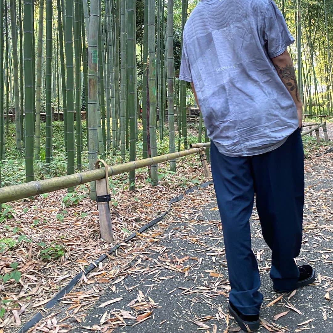 湯川正人のインスタグラム：「アパレルを初めてから 運送会社さんと頻繁に取引させて 頂くようになり、凄く良い人達ばかりで 凄く尊敬しています。 その温かくて優しい心に。  そこで、また勝手な妄想が膨らみ 配達員の見た目の概念ぶち壊して 彼らのユニフォームが"The 配達員"から 紳士感を崩さずに若い子達もモチベーションが上がるような"シンプルかつファッション性のあるデザインのユニフォーム"だったら？ と考えてみた。 紳士でイケてる人(チャラいのはNG)が配達員だったら？  それって これからの新しい働き方の提案で こんなにコロナでも影響がでなく安定した仕事が、若い子達のなりたい職業になったらと考えてみると ワクワクするんです。  それは自分がアパレルを始め、配達員さんと深く関わることが無ければ彼らのプライドある仕事ぶりと優しい心に気づかなかったし、 コロナにならなかったら 自分は配送業に目をつけ安定した職業という 事に気付かなかったかもしれない。  凄く素敵な職業。  コロナになり、以前以上に 「湯川さんの会社で働きたいです！！」と 若い子達からの熱いメッセージを受け取っているのですが、そんな子達を雇ってあげたいのは山々なのですが、自分の会社まだまだこれからで、自分の理想の会社とはまだ遠く。  しかし、若いハングリーな子達を応援したい。熱い子達はやっぱり個人的に凄く好きでなので。 元気な笑顔で、荷物を受け渡し 30秒くらいしか会わないお客様をハッピーにさせられ、そこで社会を学び、お金を稼ぐ大変さや有り難みを感じ、将来に生かしてほしい。  自分も焼肉や居酒屋、郵便局、派遣や職人やコンビニの仕事など沢山やってきた。 それがあり、平日でも10組まつ焼肉屋のホールを回し色んな人への気配りを学べ、居酒屋で酔っ払った大人のうまい対応の仕方やお酒の名前を沢山覚えれて、 郵便局の荷物の仕分けで色んな地名を知る事ができ、派遣の仕事で一つの商品ができるまでの過程や、職人の仕事で家ができるまでの過程と職人達の拘りをみれ、コンビニでのレジ打ちや多方面の対応の仕方を学べる事ができた。 これはサーフィンやデザインや映像や音楽など今の仕事に全て生きてきている。バイトでやってきた事も職業にしていける。  紳士的でオシャレなユニフォームを身にまとい モチベーションをあげながら仕事をでき、稼げる。 しっかりモラルを守れれば、職業柄オシャレできないという決めつけや概念は崩していける時代。  必要なのは、「運転免許と熱く真面目で優しい心」 もっていれば誰でもできる仕事です。 老若男女問いません。  自分もまだまだ夢の途中ですが あなたの夢を応援したいです。  全国どこに住んでいても、 いまから湘南に移住してきても 働ける場所を用意しました。  近日詳細発表致します。」