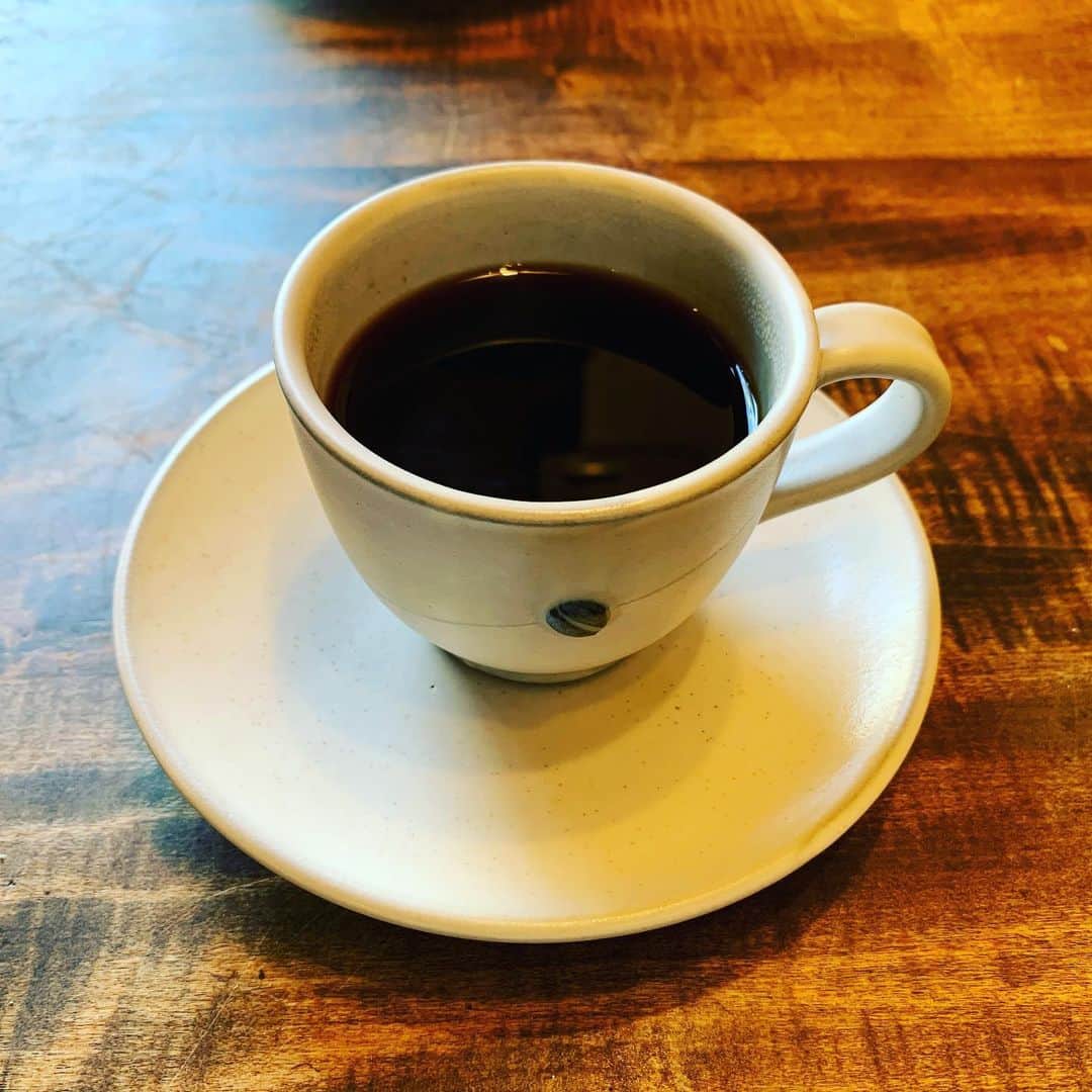 大隅智子さんのインスタグラム写真 - (大隅智子Instagram)「新緑の盛岡。 シンプルな、甘さ控えめの優しい味のプリンでした。美味しい！コーヒーも酸味があり、深い味でした！ #盛岡　#プリン　#新緑　#カフェ　#コーヒー」6月7日 9時49分 - tomokotenki