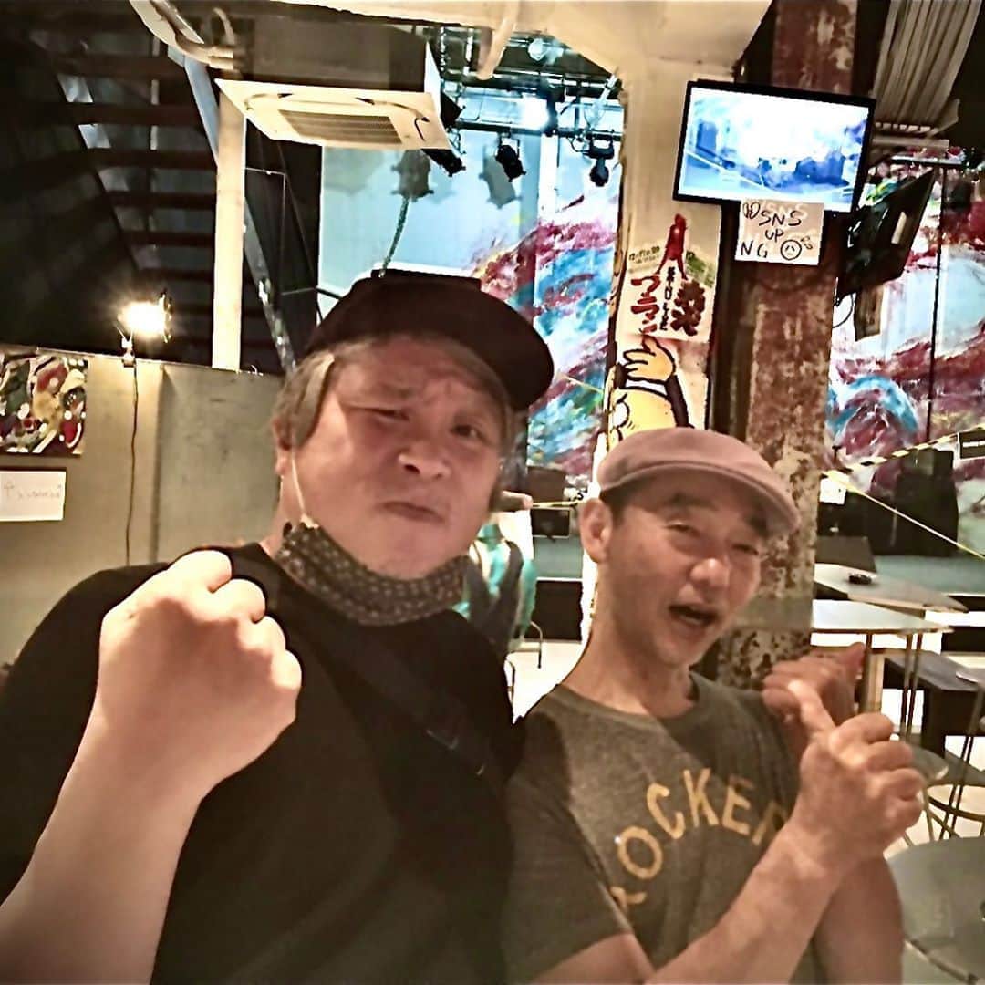 Larry のインスタグラム：「COBRAで共に演奏したHAPPY沖野と数十年ぶりに再会。 楽しかった！ 神セブンの皆様もありがとね！ #堺ファンダンゴ」