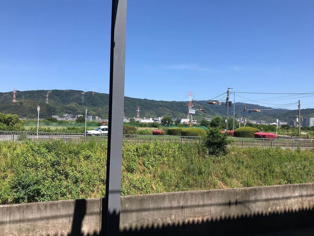 メルロコ一家の楽屋裏さんのインスタグラム写真 - (メルロコ一家の楽屋裏Instagram)「私の帰省に合わせて11月のイベントのミーティングを京都駅ビルで開く事になった。快晴の日曜日だけど駅には殆ど人は無く電車も私の貸切。関東の観光地は人と車で溢れているのに大阪はまだ非常事態宣言が続いてるかのよう。民衆の一歩先を歩いて『みんな俺についてこい！』と言う指導者がいると関西人は「こいつを応援してやろう」と『息子を愛でる親』になる。終息はちかいぞ、大阪。#がんばれ吉村#関西人万歳」6月7日 9時56分 - merulocomocodon
