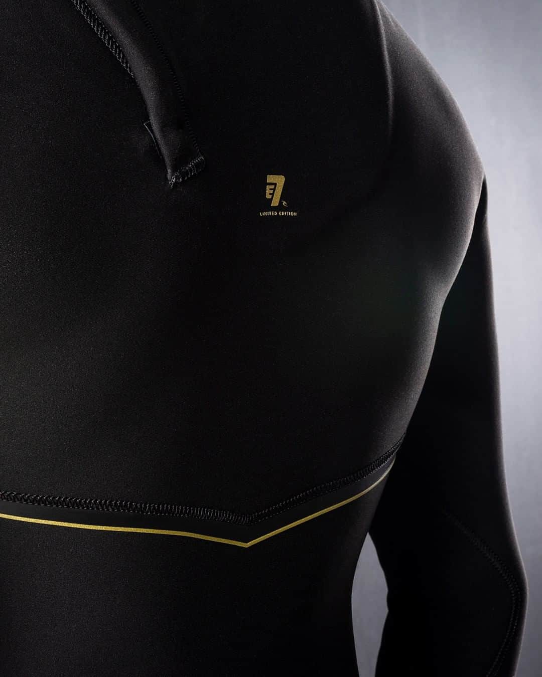 Rip Curl Australiaさんのインスタグラム写真 - (Rip Curl AustraliaInstagram)「The all new #EBomb E7 neoprene has 25 % more stretch and is 10% lighter than E6 neoprene, and is inserted into an unrestricted, seamless, one-piece upper body panel. Shop the latest in wetsuit technology via our bio now.」6月7日 10時00分 - ripcurl_aus