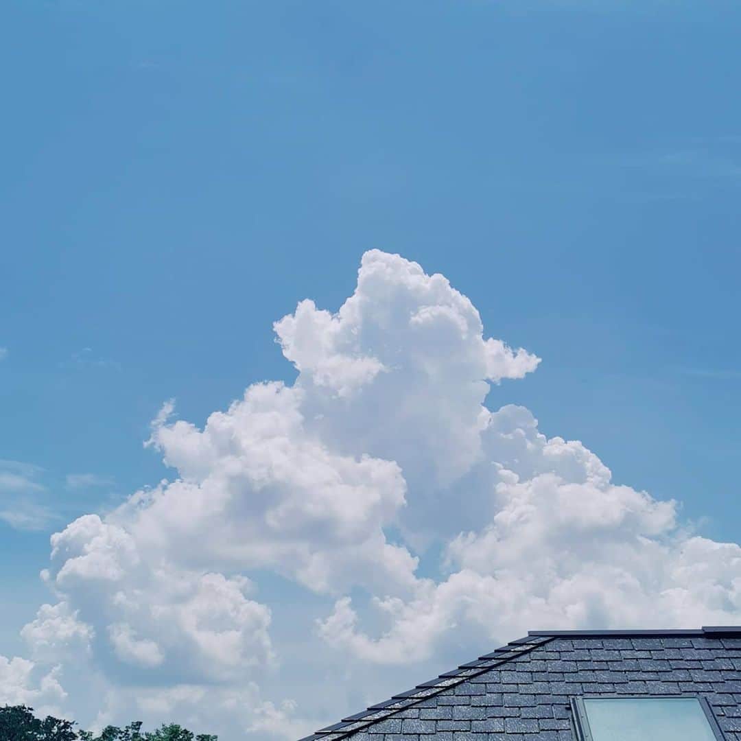 貴愛kwiae Officialのインスタグラム：「誕生日の朝起きたら大きな雲があって、撮ったんだ😇夏空だね〜 * * そいえば配信ライブ決まりました💗😘お誘い頂き、ありがとう！！ 無観客で歌うの初めてなんだけど、たくさんの方が見てくれることを祈っています〜！！ 購入してくれた方のみみれるライブです🙏🏿💋 コラボもあるかも？！😘 久々のライブ楽しみだなぁ〜！！ * * 【✨生配信ライブ開催決定✨】 2020.6.22  19:00〜start ¥2000(税込) @masa.music @acane0129  @08sunocean  @_seikohashimoto  @bozzhiro * * チケット販売期間6/6〜6/22(正午まで)▶ プロフィールリンクツリーにあります！✨ * #live #like #無観客ライブ #配信  #対バン #配信ライブ #streaminglive #stage #ssw #singer」
