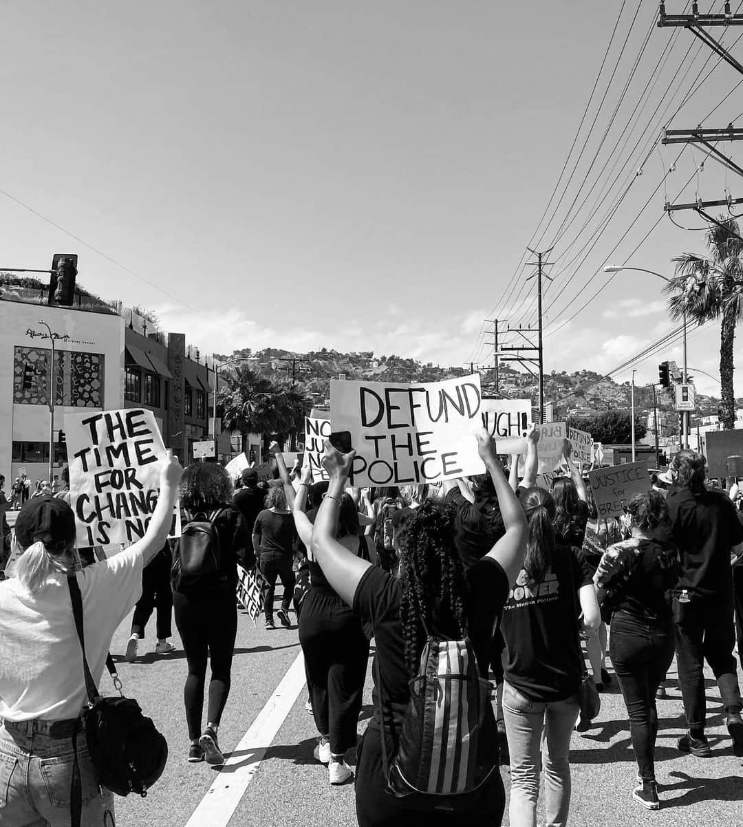サラ・サンパイオさんのインスタグラム写真 - (サラ・サンパイオInstagram)「I hear you, I stand with you, I walk with you, I fight with you! Beautiful peaceful manifestation in Los Angeles! Together we can create change! #blacklivesmatter」6月7日 10時08分 - sarasampaio