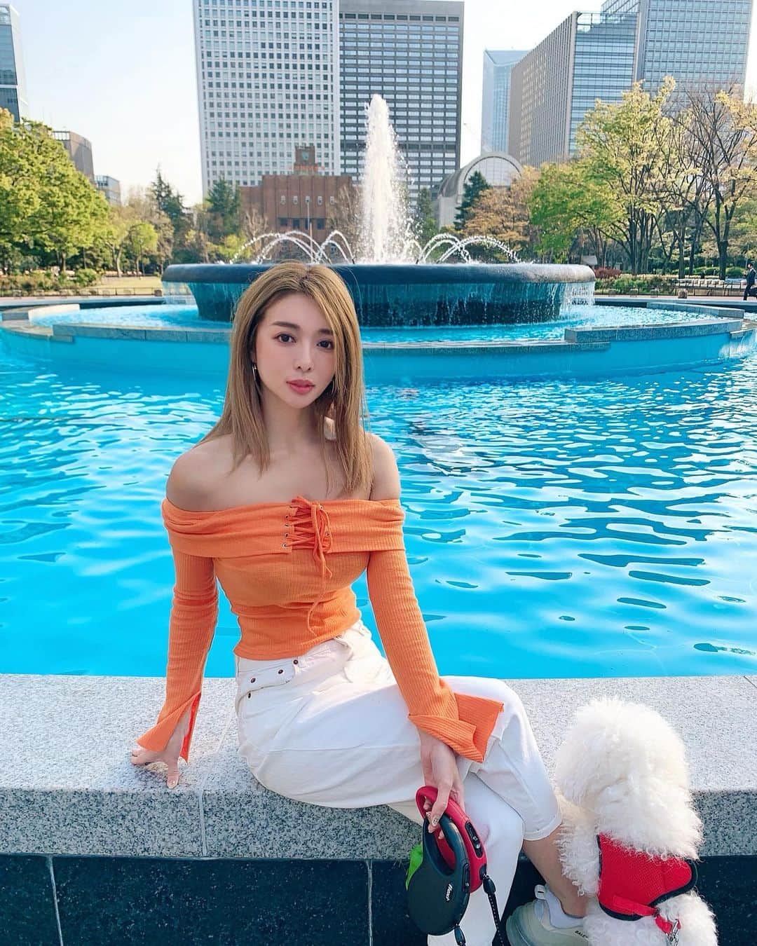 のインスタグラム：「Good morning❤️ I took the dogs for a walk this morning. I found an adorable park and realized that there are still many places in Tokyo that I don't know about. You may discover new things too if you explore your town!! Have a sweet weekend💕 . . おはよう💕 普段行かない公園に行ってみた😉 東京でも行ったことないところっていっぱいあるね😳 今週末はお家の大掃除をする予定🔥 少しバタバタしてるからストーリーの頻度 落ちると思うけど心配しないでね😝 素敵な週末を💏 . . #walkthedog#walkthedog#sunbathing#goodvibes#discoverjapan #holidayvibes #weekendvibes #weekendmood#tokyojapan#discovertokyo#cardio#cardioworkout#おさんぽ#週末の過ごし方」