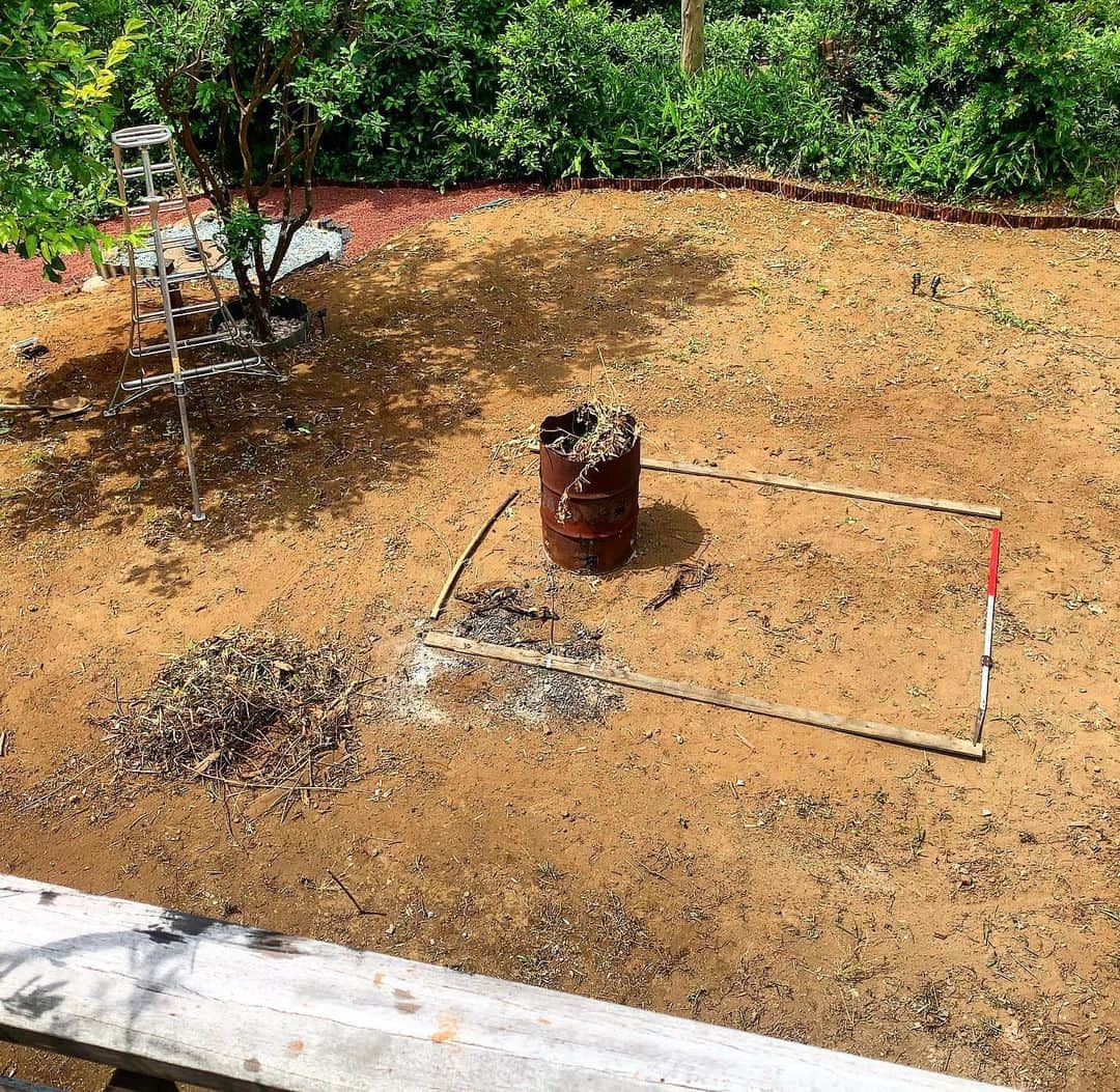池内万作さんのインスタグラム写真 - (池内万作Instagram)「朝から軽く庭の掃除。 そんでもって色々と画策中。 #イケウチ工務店」6月7日 10時12分 - mandeshita