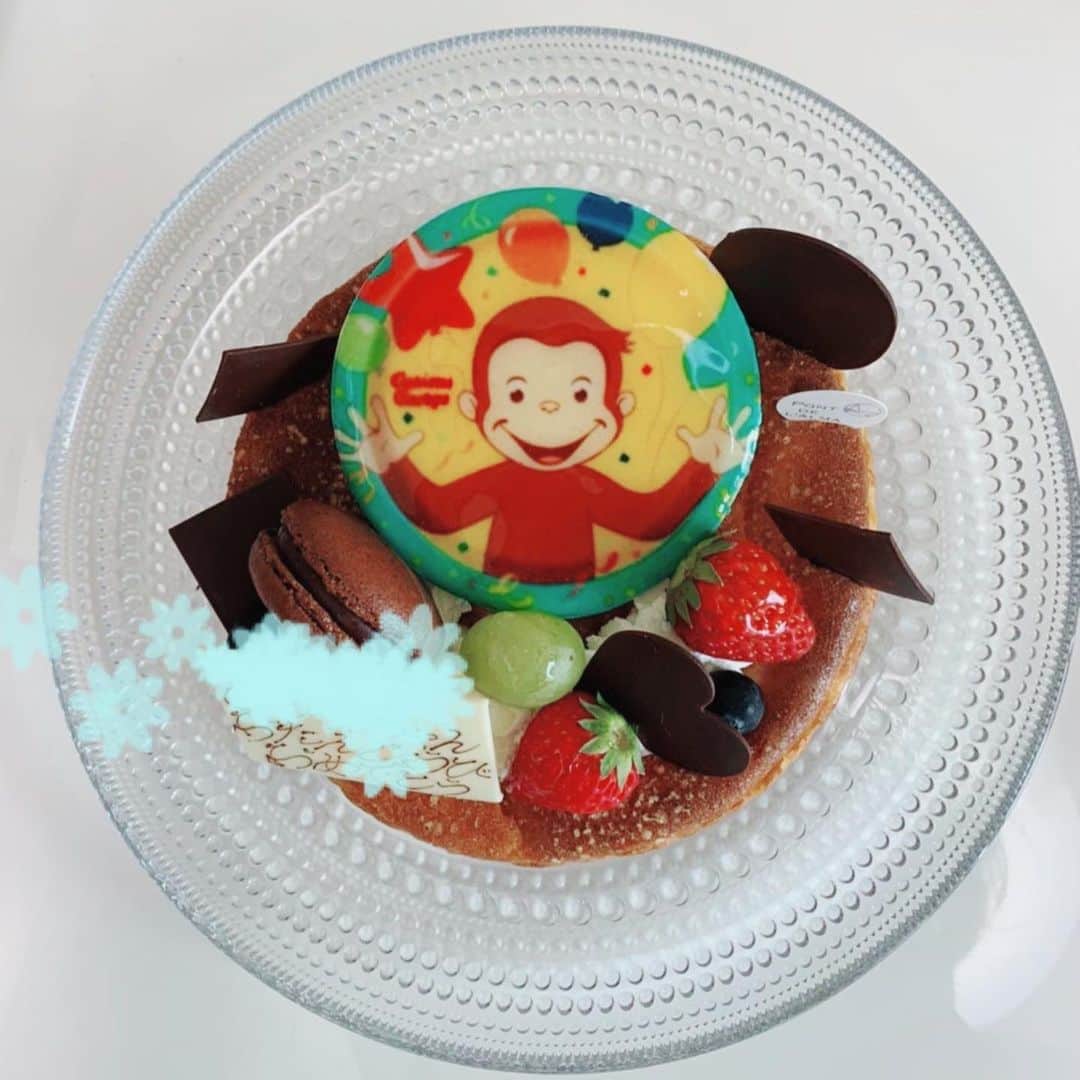愛川ゆず季さんのインスタグラム写真 - (愛川ゆず季Instagram)「こんにちは。 先日、息子が2歳になりました。 . ↑ケーキが荒らされないか とにかく心配なわたし😓 .  フルーツ切って . 今ハマっているおさるのジョージのケーキは 旦那さんのお母さんが プレゼントしてくれました♡ .  あとは流しそうめんをしたよ。 去年セールで購入したのですが 坊っちゃん大喜びでした。 .  そして、 こどもがよく乗っている ストライダーをプレゼントしてもらいました。 ストライダーってカッコイイ！ .  じーじと練習中。 まだ、またぐことしかできませんが！笑笑 がんばれ！ . .  わたしはというと 肝っ玉母ちゃんとは程遠く、、 . 出産して心配性に拍車がかかってしまった為 毎日心配がつきませんが、、 元気に成長してくれて感謝です。 そろそろ余裕をもちたい。 .  昔の写真 お猿みたいでうける🤣 . #2歳」6月7日 10時15分 - aikawa_yuzuki