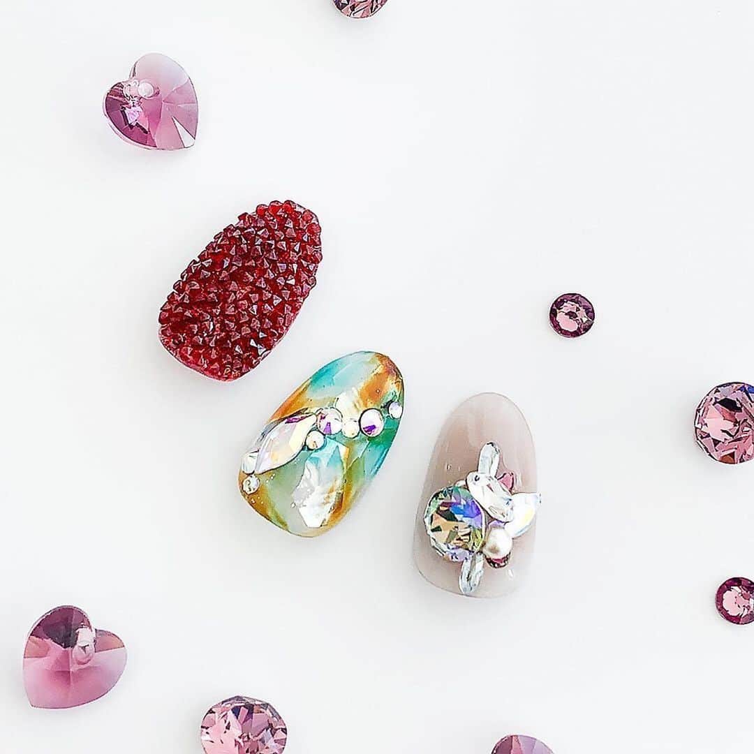 山名未紗のインスタグラム：「#Repost @crystal.beauty.academy.jp ・・・ スワロフスキー認定ネイル・インストラクター  @misa_yamanaさんによる、スワロフスキー®️・クリスタルを使った最新アートをご紹介。  こちらのデザインは、スワロフスキークリスタルビューティーアカデミーのセミナーキットに含まれるパーツを使用しています。  セミナーキットのクリスタルミックスボックスには24種類のスワロフスキー・クリスタルがアソートされています。 ※現在セミナーの開催は未定です。  #スワロフスキー #スワロフスキーネイル #クリスタルビューティーアカデミー #CBアカデミー #CBネイル #CBAネイル」