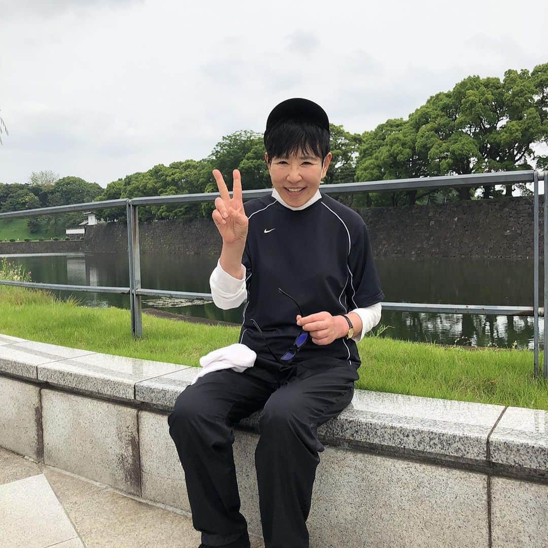 和田アキ子さんのインスタグラム写真 - (和田アキ子Instagram)「そして、昨日は皇居をウォーキングしてニッポン放送まで向かいました😊😊 自粛中で足腰弱ってたから、、💦💦😭😭😭 なんとか取り戻せるように頑張ります❣️ #ako50th #ウォーキング #皇居 #男みたい #ほっといて」6月7日 10時30分 - ako50th