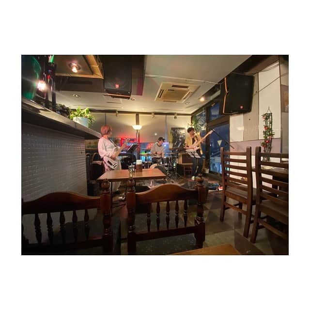 乃下未帆さんのインスタグラム写真 - (乃下未帆Instagram)「唐揚げを食べに行ったら めちゃくちゃかっこいい人たちが 音楽をやっていました！ ソーシャルなディスタンシングで、 でしたが音楽は密でした！ 換気しまくり、歓喜しまくりました！ 除菌拭き拭き、体内もしっかりアルコール消毒！  控えめに言っても最高な夜でした。 雷様をバッグに従えてのFrankensteinやば。」6月7日 10時31分 - noshita34