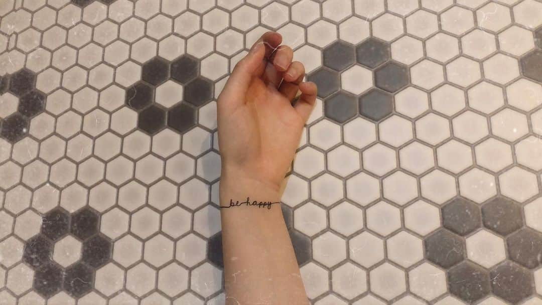 西村季里子のインスタグラム：「. . be happy. . #tatoo#tattoo#tattoogirl#tattoodesign  #tatooart#tattoostyle#behappy #きのう一日寝てた#6月6日はなかった #今日は動く#やることたくさん #でも眠い#眠くて眠くて眠い #follow#followｍe#きなんちゃんねる」