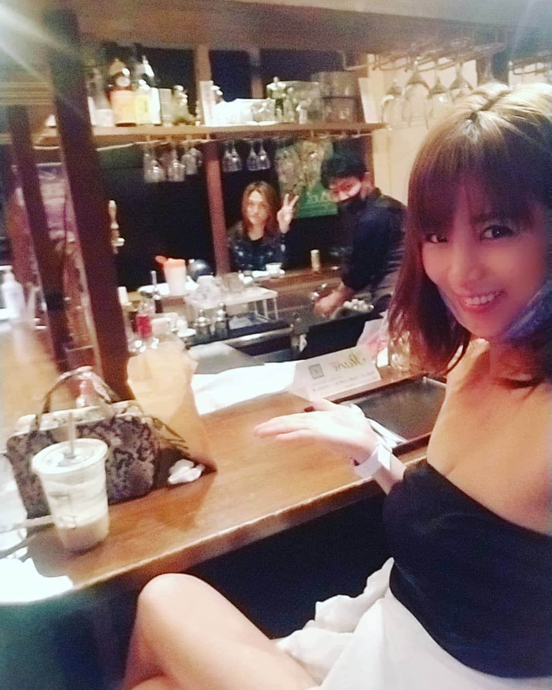 のインスタグラム：「金曜日から、 恵比寿スターズにて お芝居やってます✨  昼、夜、１日2公演❤️ ロックなボーカル役も 今日が最後😄  我ながら、飲み方もロックです💕 毎日ワイン２本空いてます😂  こんなご時世ですが、 足を運んで下さる方がいることに 感謝です😊💕💕💕 今日も１日楽しみ過ぎる❤️」