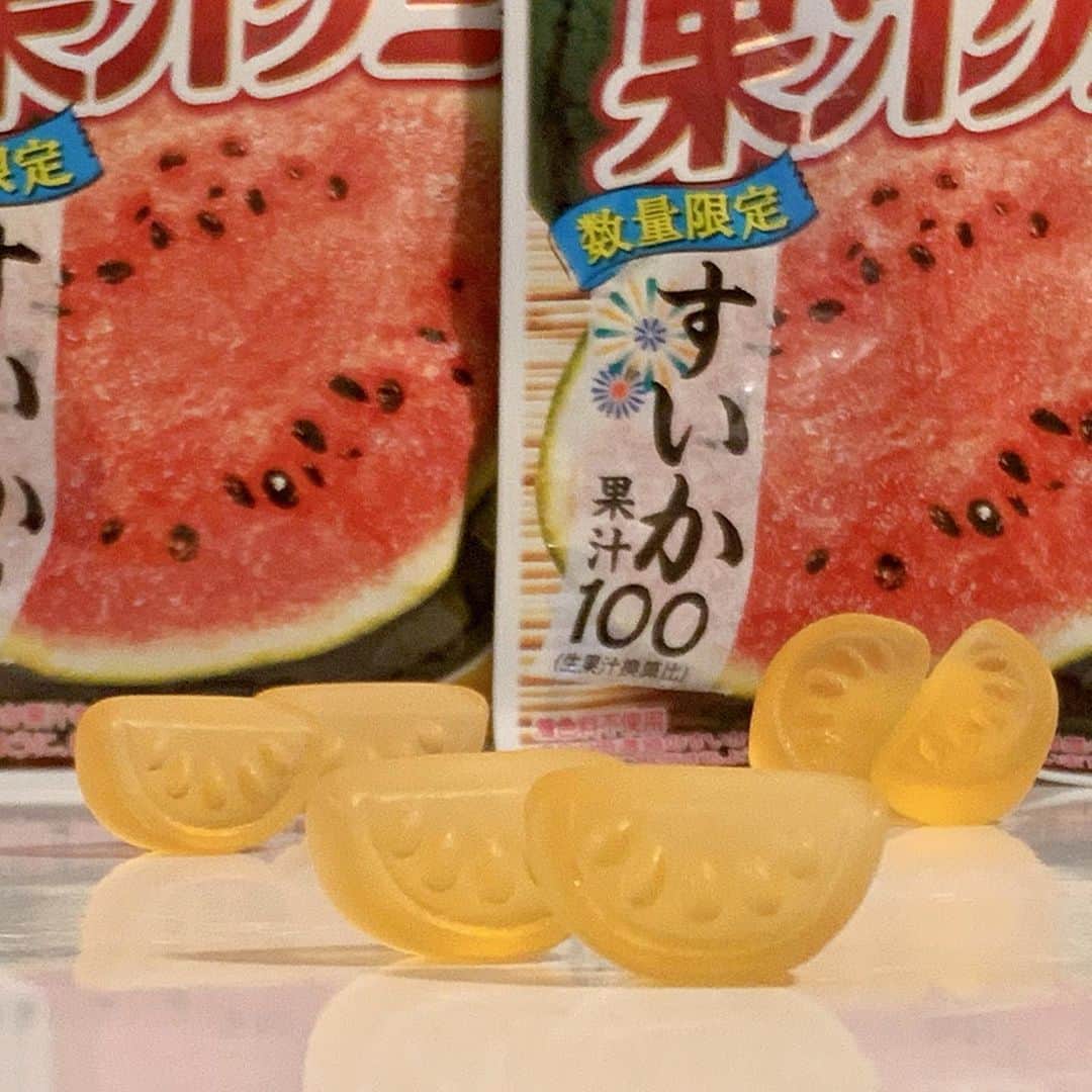 日本グミ協会さんのインスタグラム写真 - (日本グミ協会Instagram)「果汁グミ「すいか」100%🍉 夏が近づいてきましたね。 一足早く日本の夏を感じるすいかを食べてみませんか？  果汁100%で作るすいかグミはこれまでなかなかなかったです。 逆に言えば、グミにしにくいフルーツでも合ったのだと思います。  グミが溶けやすい時期でもありますので、冷やしてみるのもいいかも。  #グミ  #日本グミ協会 #果汁グミ #スイカ  #🍉」6月7日 10時37分 - gummy_japan