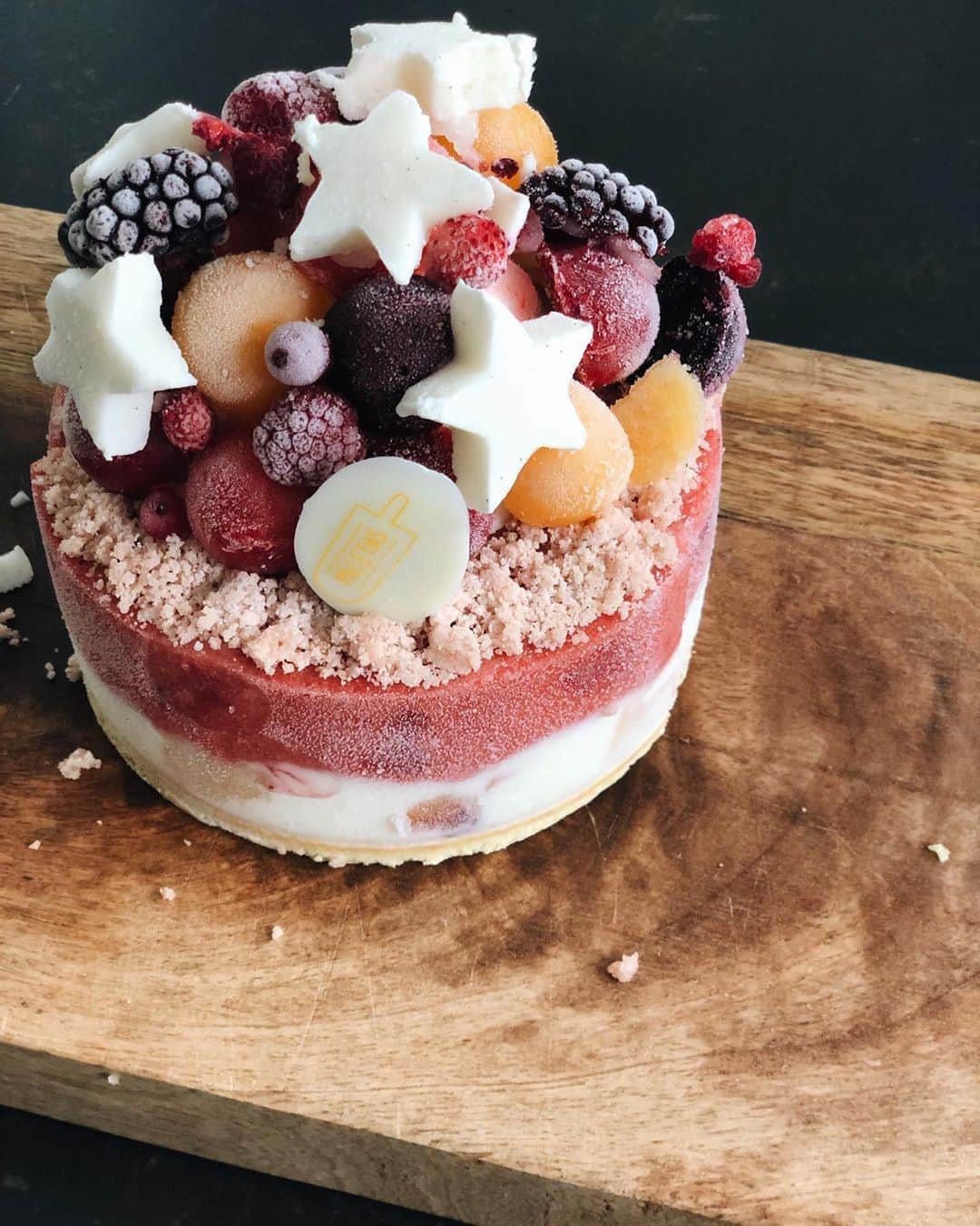 大橋菜央さんのインスタグラム写真 - (大橋菜央Instagram)「Fruit gelato cake by @paletas_japan 🍧﻿ ﻿ ﻿ アイスケーキならぬジェラートケーキ﻿ 家族が集まる日に頂きました🙏✨﻿ ﻿ フルーツたっぷりで軽くって﻿ お腹いっぱいの食後でも余裕でぺろりいけました🤤♡﻿ ﻿ もえおばちゃん美味しいケーキありがとう🤍﻿ ﻿ ﻿ ﻿ #祝いのケーキ #アイスケーキ #ジェラートケーキ #gelatocake #gelatocakes #happybirthdayann #naoliving_sweets」6月7日 16時10分 - naoliving