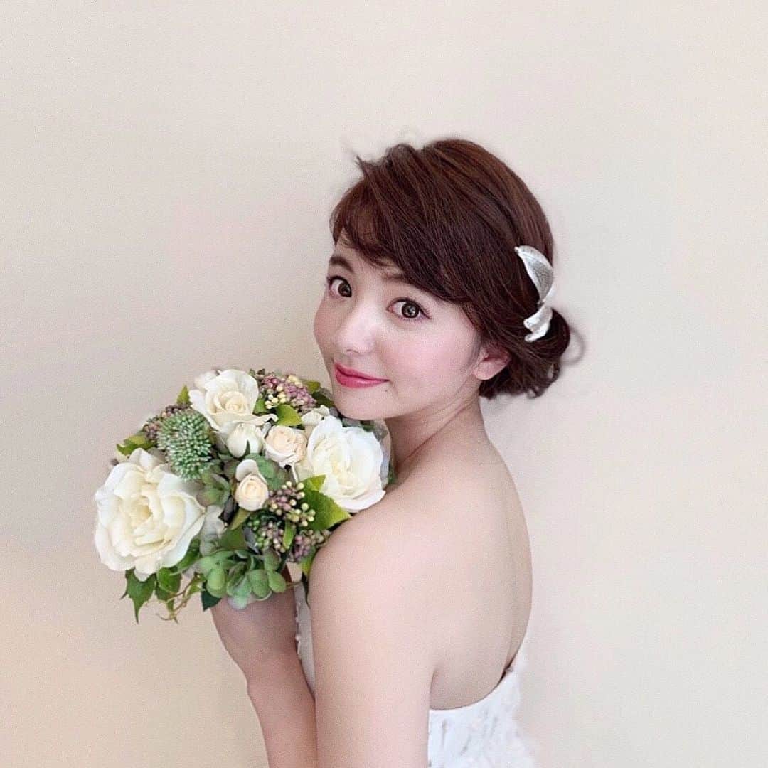 横山紗弓さんのインスタグラム写真 - (横山紗弓Instagram)「ㅤㅤ これもだーいぶ前のお仕事、 ブライダルショーの際のお写真💐 ヘアメイクさんの力って 本当に素晴らしいですね。 「まだお嫁に行かないで〜！」ってフォロワーさんの声が 可愛いくてたまらなかった昨日に続いて、 ウエディングシリーズです💍 #さゆみのお仕事情報 #ブライダル #ブライダルヘア #結婚式 #ウエディング #ウエディングドレス #ヘアメイク #ヘアアレンジ」6月7日 16時02分 - 1129sym