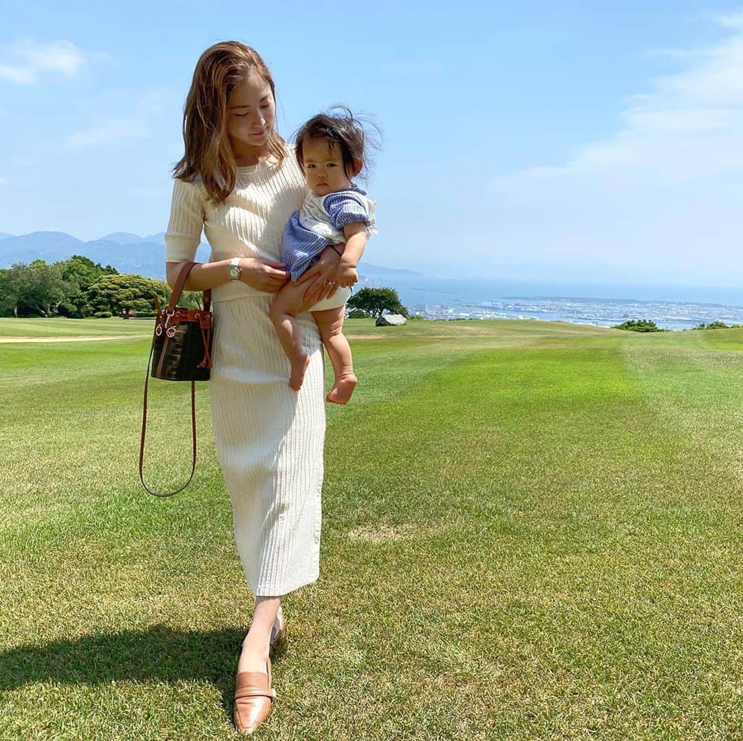 姫野れみのインスタグラム：「#remicode👗 大好きなセットアップ♡ コットン素材なので夏らしくて 涼やかで気に入っています☺️ 娘のコーデも一緒に考える時間が好き♡ ・ #tomorrowland #charlesandkeith #fendi #トゥモローランド #チャールズアンドキース #フェンディー」