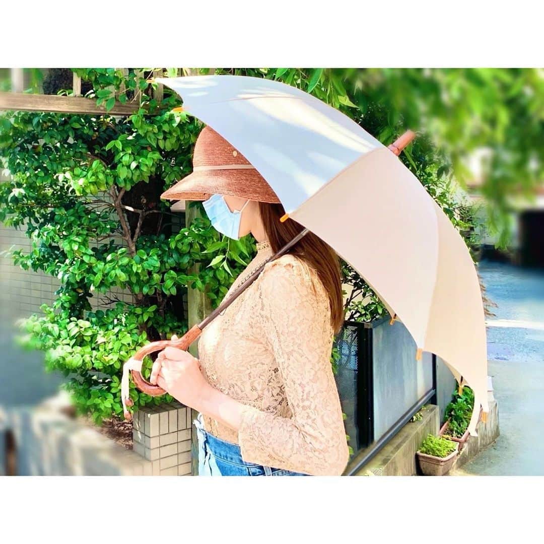 有村実樹さんのインスタグラム写真 - (有村実樹Instagram)「⛱﻿ 日傘を新調しました😊﻿ ﻿ のんびりお買い物にも行けないので、まずはネットでじっくり吟味。﻿ ﻿ 実物を見て決めたかったので、目的のアイテムだけに狙いを定めて短時間でGET！﻿ ﻿ 前原光榮商店のインディアンヘッドという、輪の持ち手がかわいい日傘です😍﻿ ﻿ 職人さんの手仕事で作られたmade in JAPANの日傘。﻿ 大切に使っていきたいな。﻿ ﻿ ﻿ ﻿ #前原光榮商店 #インディアンヘッド #日傘 #madeinjapan #紫外線 #紫外線対策 #美白 #美白ケア #美容 #ファッション  #fashion #美容好きな人と繋がりたい #夏 #美容研究家 #有村実樹」6月7日 16時09分 - arimura_miki