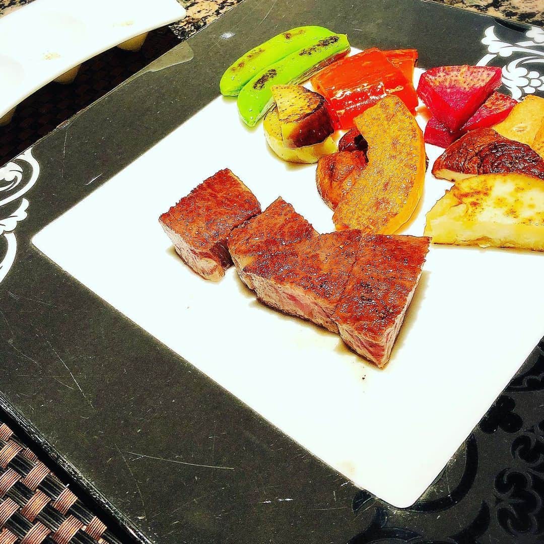 Arisa Nanaseさんのインスタグラム写真 - (Arisa NanaseInstagram)「昨日は久しぶりに外食✨ストリングスホテル八事　@strings_yagotonagoya  の鉄板焼匠で食べました💓 以前お仕事で来てプライベートでも来てみたいと思ってたらコロナ始まっちゃったから念願の😂✨ ・ ・ スタッフの人やシェフもフェイスガード👨‍🍳して他のお客様ともほぼ出会わず過ごせたので安心🐥🍀 目の前で焼いてくれたトマト🍅は炎が🔥って凄かったからストーリーズに動画アップするね！ お肉は柔らかくってホロっと溶けちゃう感じで美味しかったけどお野菜もとっーても美味しかったよ😃お塩もいろんな種類があって楽しかった💎✨ ・ ・ またこよーっと👌✨✨ #ストリングスホテル #ストリングスホテル八事 #八事　#グルメ　#鉄板焼き　#鉄板焼きディナー #赤身肉 #肉好き　#肉好き女子 #新鮮な野菜 #名古屋グルメ #個室　#ホテルディナー　#ユーチューバー　＃インフルエンサー　#インスタグラマー　#teppanyaki #yagoto #meatlover #japanesefood #nagoyafood #strings」6月7日 10時46分 - arisa.nanase