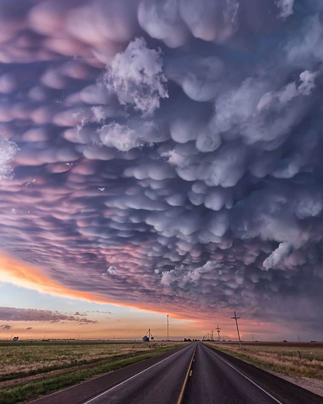 BEAUTIFUL DESTINATIONSさんのインスタグラム写真 - (BEAUTIFUL DESTINATIONSInstagram)「Wow! 🤩Check out these insane clouds in Texas! ☁️Tag a friend who'd love the amazing colors! (📸: @steve_kesedakis_photography 📍: Texas)」6月7日 10時49分 - beautifuldestinations