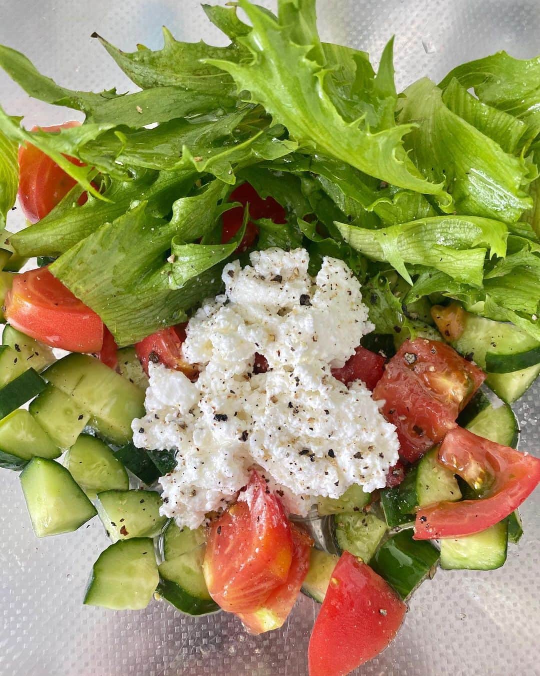 のインスタグラム：「カッテージチーズちゃっと入れてシチリア島の海塩と胡椒、荏胡麻油とレモン少し絞ってざっと和えて完成。  #salad #クボタ食堂 #鎌倉野菜 #🥒 #🍅」