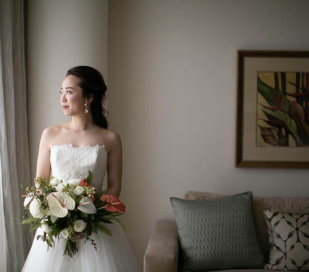 RealWeddingsさんのインスタグラム写真 - (RealWeddingsInstagram)「潔く、洗練された雰囲気のブーケ。﻿ 大人の女性にぴったり♡﻿ ﻿ ✴︎✴︎✴︎﻿ ﻿ 【サロン営業再開のお知らせ】﻿ 緊急事態宣言解除に伴い、6月2日(火)よりサロン営業を再開させていただきました。﻿ サロンは完全個室のため、お客様同士が隣り合わせになることはございませんが、新型コロナウイルス感染拡大防止策を徹底し営業いたします。﻿ ﻿ 引き続き、お電話・Skype・Zoomでのカウンセリングも可能でございますので、是非お気軽にお問い合わせくださいませ。﻿ ﻿ Planning:@realweddings_hawaii﻿ Bouquet:@flowersfortwo﻿ Photo:@visionarijapan﻿  @jasondengphoto﻿ ﻿ #ハワイ挙式#ハワイウェディング#ハワイ婚#リゾ婚#ハワイフォトツアー#ハワイ前撮り#リゾ婚ハワイ#プレ花嫁#フォトウェディング#大人婚#海外挙式#花嫁準備#日本中のプレ花嫁さんと繋がりたい#全国のプレ花嫁さんと繋がりたい#2020秋婚#2020冬婚#2021春婚#結婚式準備﻿ #hawaii#wedding#instawedding#instaphoto#hawaiiwedding#hawaiiweddingplanner#realweddings_hawaii」6月7日 10時53分 - realweddings_hawaii