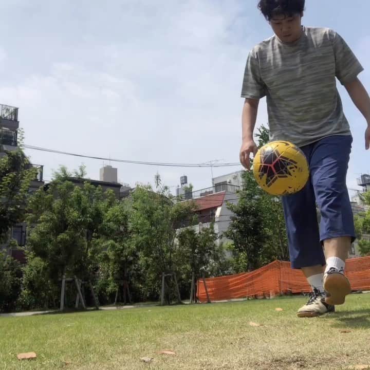 狩野大のインスタグラム：「毎日リフティング34日目  #毎日リフティング #リフティング #技の合間にやってる #カッコよく見える技 #スラップ #跨いだ瞬間 #跨いだ逆足で #地面に叩きつける技 #意外とすぐできた #見ていてくれ兼近P」