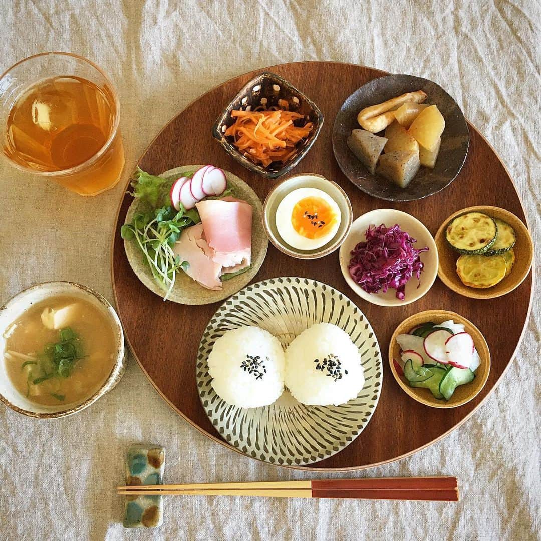 ecruのインスタグラム：「2020/06/07 (sun) ここ数日、PM2.5の値が高く真っ白でしたが、今朝は久しぶりに海も山も色濃く、気持ちの良い朝です。 昨日、窓ガラスと網戸の掃除をしたので、余計に気持ち良く感じるのかも。 ・ 先日JAで買った野菜を使って、ちょこちょこおかずの朝ごはん。 また今週も、実家からの帰りに寄るのが楽しみです♪ ・ #gon_food #朝ごはん  #food #foodpic #foodphoto  #朝食  #instafood #instagood #yummy #love #japan #japanesefood  #thankyou #onthetable #日々 #暮らし #和食 #breakfast  #うつわ #小鹿田焼  #JA #産直」