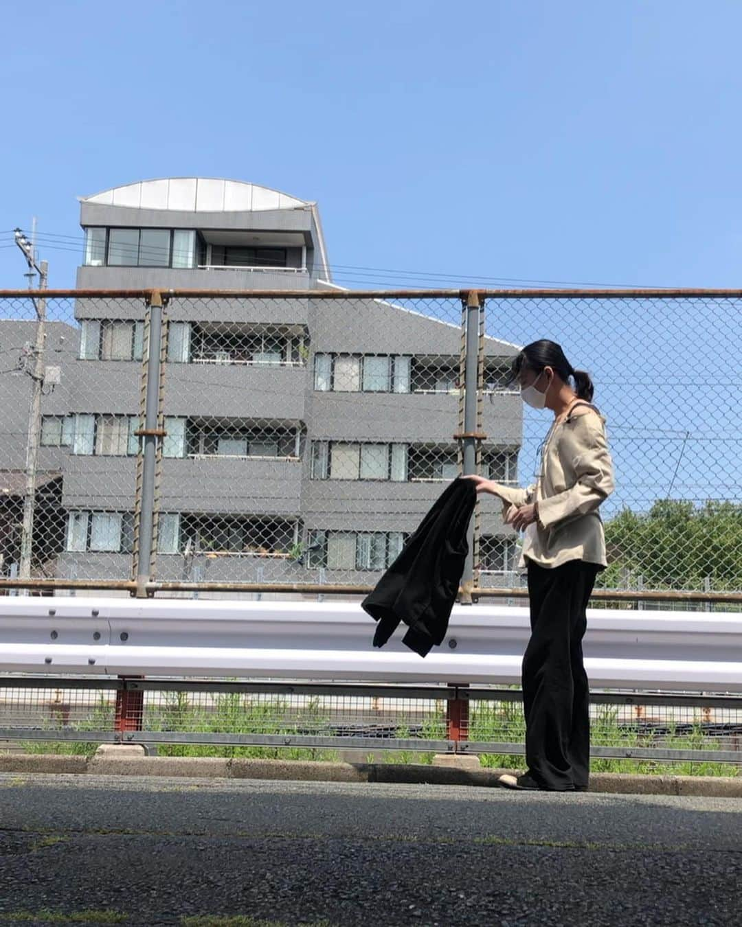 水谷樹さんのインスタグラム写真 - (水谷樹Instagram)「動きのある服  って聞いた事があるかなって思います。  素材が緩く動いてくれる 表情の見え易いスタイリング。 だらしなく薄汚いスタイリング。  綺麗な白より少し汚れてるくらいが何事もカッコイイと自分は思います。」6月7日 10時58分 - au61revoir