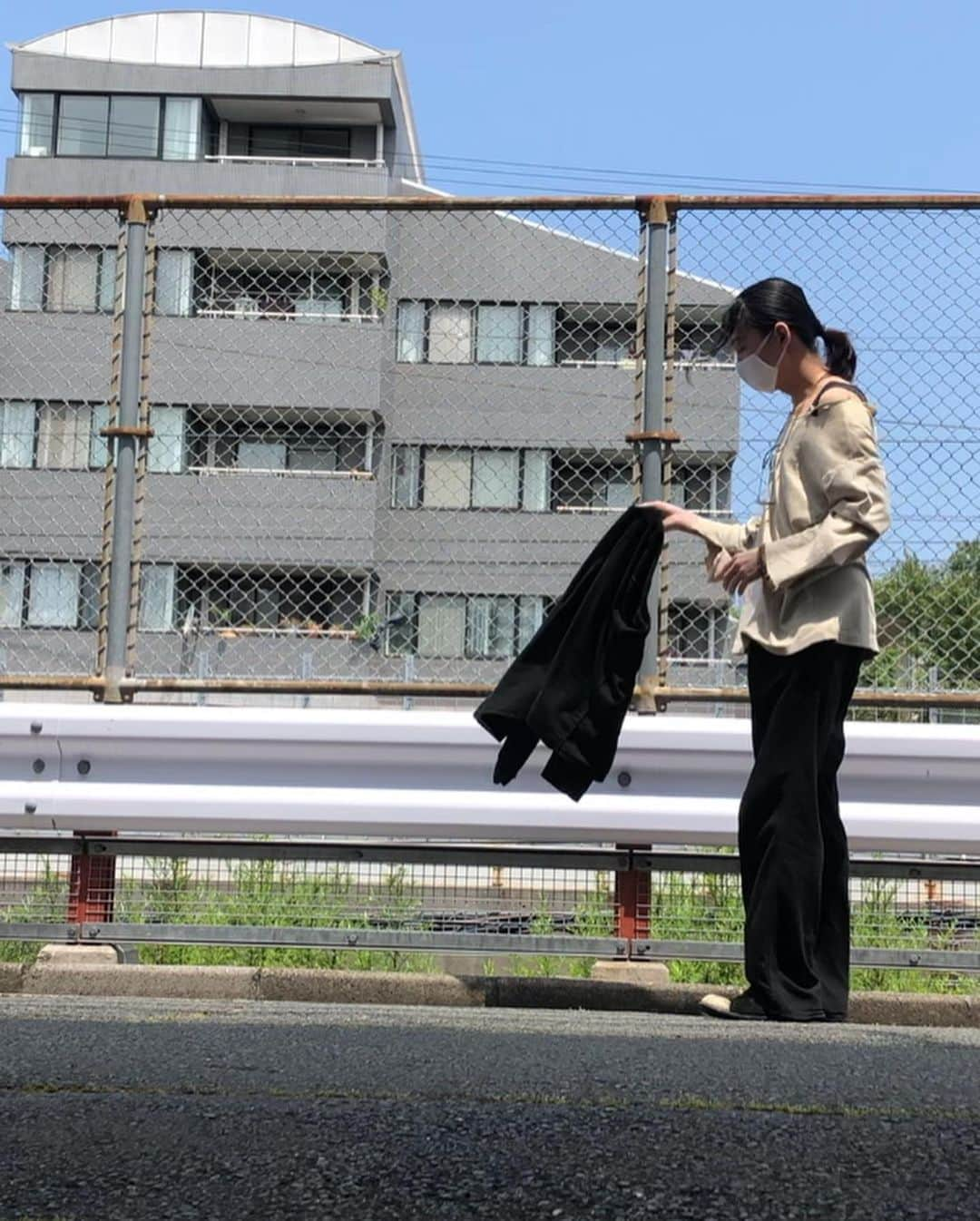 水谷樹さんのインスタグラム写真 - (水谷樹Instagram)「動きのある服  って聞いた事があるかなって思います。  素材が緩く動いてくれる 表情の見え易いスタイリング。 だらしなく薄汚いスタイリング。  綺麗な白より少し汚れてるくらいが何事もカッコイイと自分は思います。」6月7日 10時58分 - au61revoir