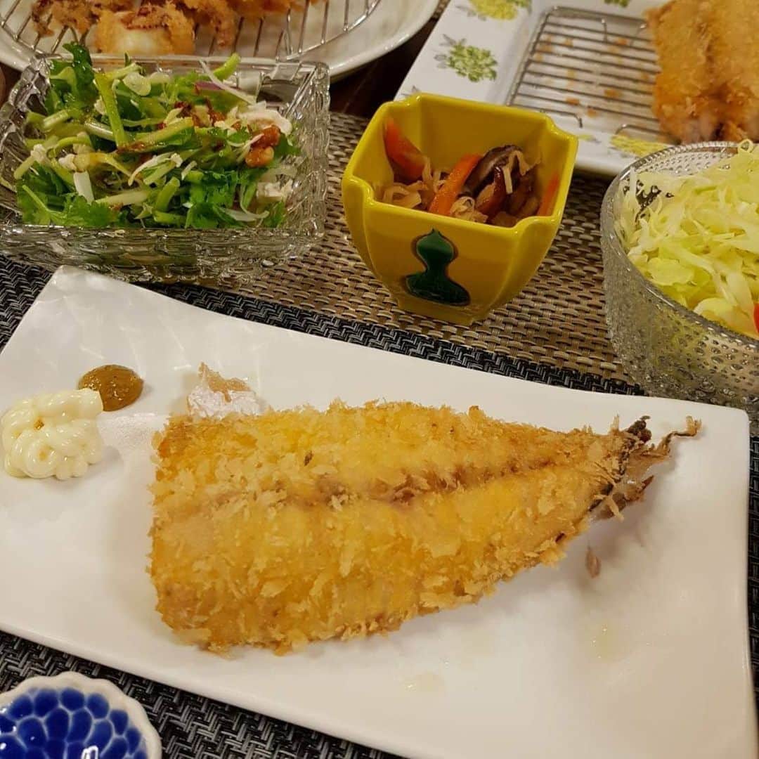高萩洋次郎さんのインスタグラム写真 - (高萩洋次郎Instagram)「昨晩、初めて揚げ物に挑戦した。  アジフライとイカリング  思った以上に美味しく出来た。  自画自賛  ただ、料理の大変さを痛感  妻の凄さも痛感  #揚げ物 #アジフライ #イカリング #ステイホームのおかげで」6月7日 11時05分 - yojiro_08