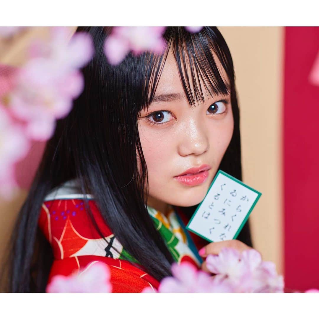 ニコ☆プチのインスタグラム：「今日は卒モ特集ユヅキの未公開ショットをどーぞ📸﻿ ﻿ ﻿ ちはやふるをイメージして、はかまでの撮影に挑戦したよ🌸﻿ ﻿ ﻿ 大人っぽくなって美人度が増したユヅキ✨﻿ 目力、半端ないです👀﻿ ﻿ ﻿ #ニコプチ﻿ #川本結月」