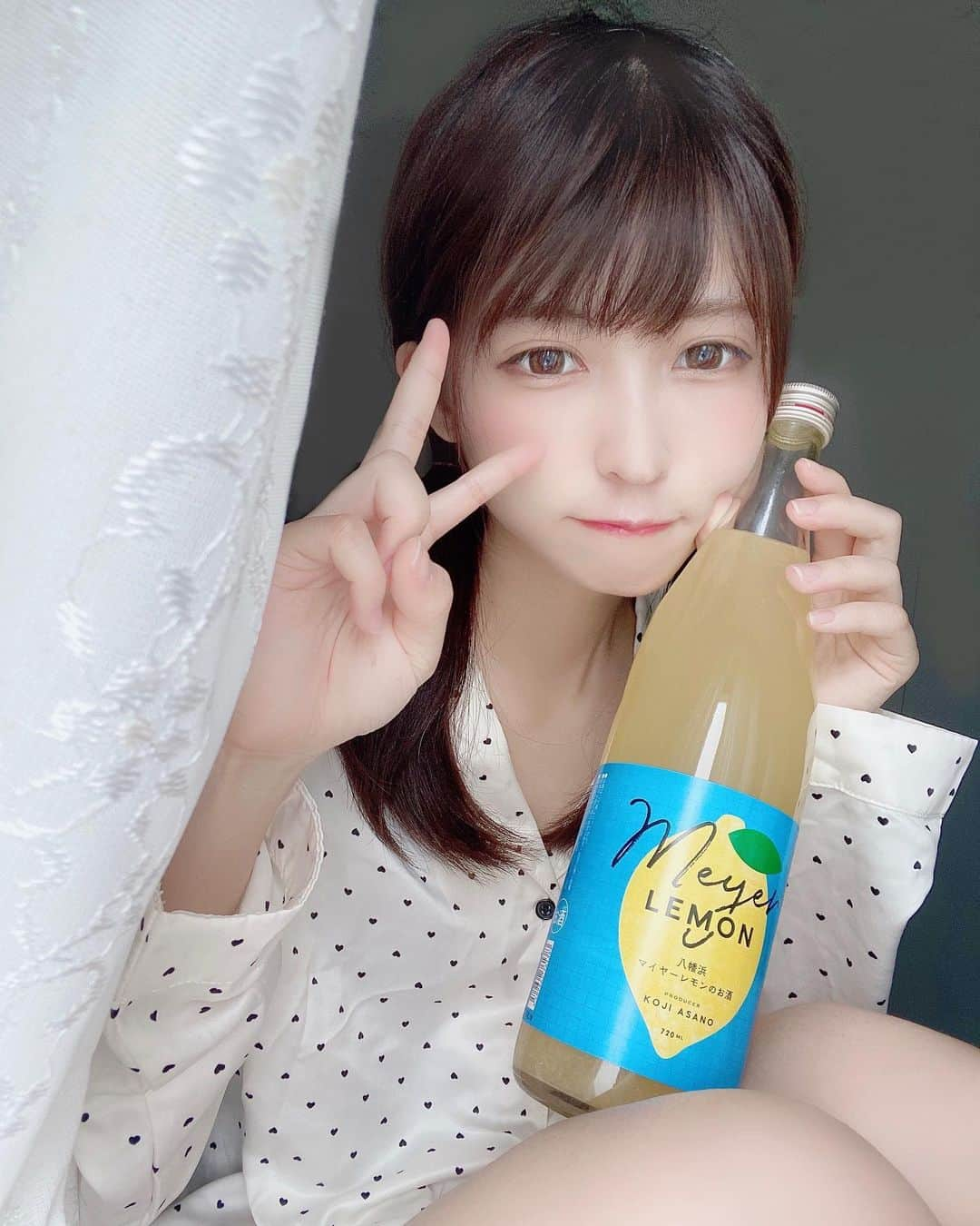 猫田あしゅさんのインスタグラム写真 - (猫田あしゅInstagram)「檸檬のおさけ〜🍋 . . 最近果実酒にハマっています！ これは檸檬のお酒なんだけど酸っぱすぎず甘すぎすで飲みやすかったのでおすすめ！ KURANDの酒ガチャで届くお酒です！ みんなもおすすめの果実酒あったら教えて〜！ . . #檸檬 #レモン酒 #レモン #kurand #酒ガチャ #マイブーム #おすすめ #おうち時間 #プレゼント企画 #インフルエンサー #お酒 #酒」6月7日 11時07分 - nekota_ashu