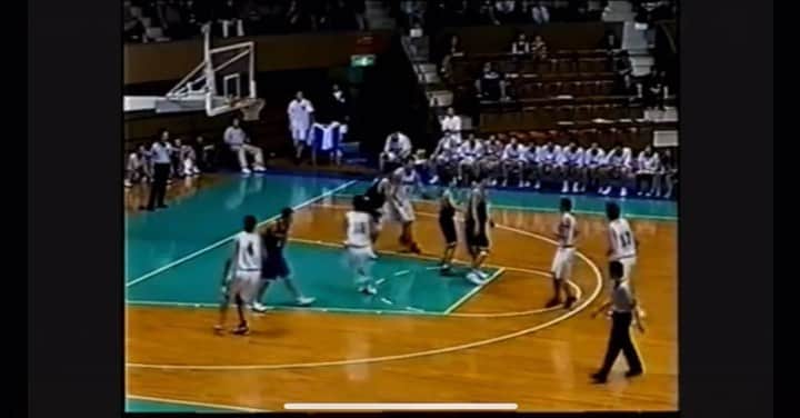 青木康平のインスタグラム：「専修大学時代。 リーグ戦最終日かな？ vs日体大。 1試合5本ダンクしたのかな？？ この中でまだ現役は、小渕と大宮だけか？笑 年取ったなー J @james10hatano が公式戦初アリウープの映像じゃなかったっけ？ #専修大学#リーグ戦は４位？#インカレ初優勝」