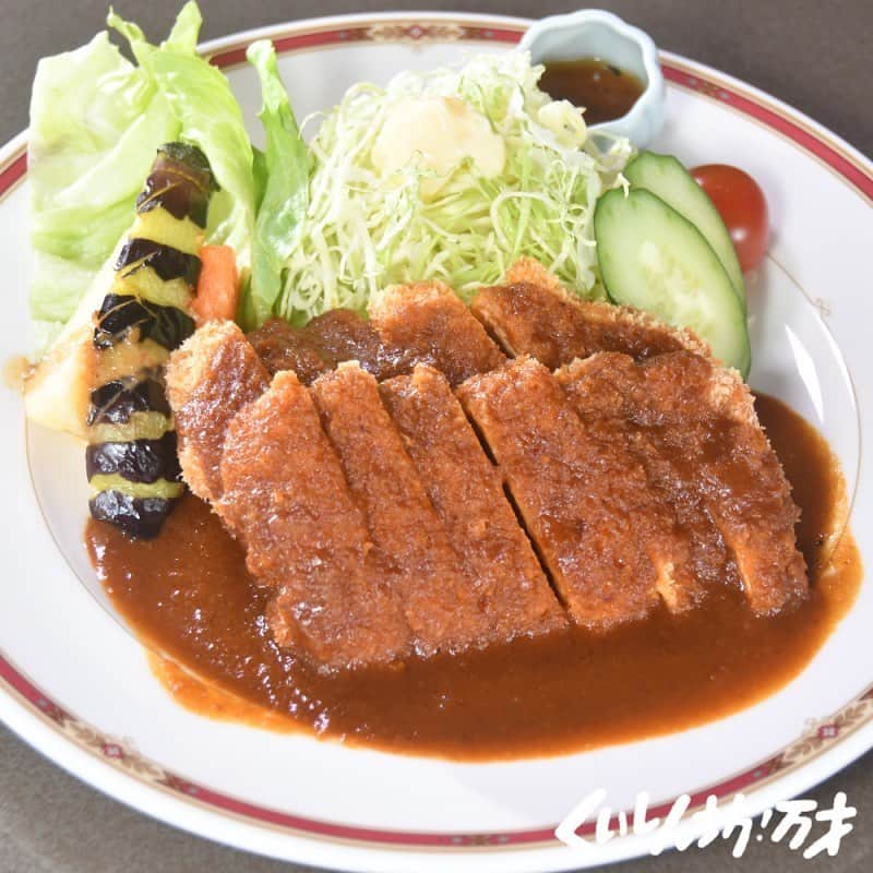 フジテレビ「くいしん坊!万才」さんのインスタグラム写真 - (フジテレビ「くいしん坊!万才」Instagram)「. 今日の放送は11時45分〜。 . . 埼玉県所沢市は、日本で最初に飛行場が開設されたことから「航空発祥の地」と言われています。今から約１００年前の大正時代、当時、日本の航空技術は乏しく、フランスからフォール大佐率いる航空教育団を招き入れ、指導・教育を受けていました。その際「美好」では教育団の食事を一手に請け負い、フランスの家庭料理を提供していたのです。 . . 今では日本人にもお馴染みの「カツレツ」ですが、元々はフランスの家庭料理だったそう。 日本人客にもカツレツが供されていましたが、日本人にはナイフとフォークが不慣れだったため 「食べやすく包丁で切られたカツレツ」を箸で食べていました。 その姿を見たフォール大佐は衝撃を受け、自らも箸を使って食べ始めたそうです。 . . これは、フォール大佐の「食文化から日本という国を感じよう」という親しみを込めた歩み寄りでした。当時から受け継がれているカツレツは、濃厚なデミグラスソースが特徴的でヒレ肉のジューシーさがたまりません。１００年前にも食べられていたと思うと感慨深くなるばかりです。 . . . #松岡修造 のくいしん坊！万才#くいしん坊万才 #埼玉県#所沢市#フォールカツレツ #食べ歩き#おいしい#うまい #キッコーマンの提供でお送りします#フジテレビ #全国制覇#くいしん坊映え#料理#料理動画 #wraptheworld#washoku#Japaneseculture #cooking#eat#Japan#fromjapan#food#meal #traditional#taste#famous」6月7日 11時23分 - kuishinbo_official