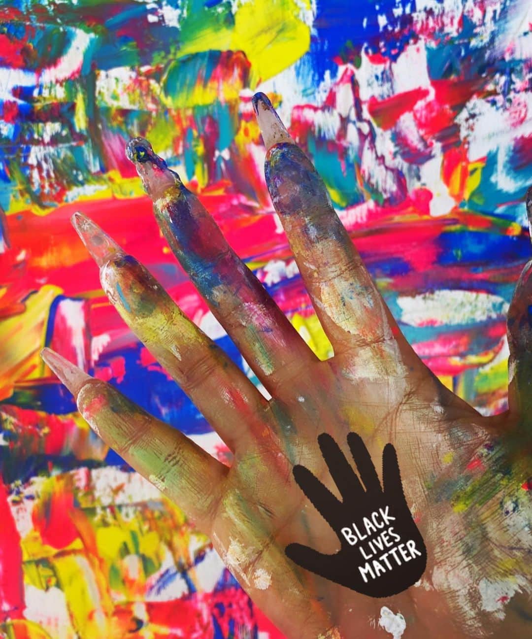 Britney TOKYOさんのインスタグラム写真 - (Britney TOKYOInstagram)「Paint the city peaceful❤️Black Lives Matter ✊🏻✊🏼✊🏽✊🏾✊🏿 Our Art work🎨 at SMB X 6th outdoor art exhibit!  @foreverayu + me = #ランチギャング  #PAINTTHECITYPEACEFUL safe and peaceful art activation event to cover the recent destruction to our local businesses with love.  LAでは先週末〜街中が破壊され、現在もほとんどのショップのショーウィンドウが木の板で保護されている😢悲しいほどに殺風景な街並み。。 今日は街をピース✌️にペイント🎨しようって言う企画に参加♬サンタモニカのショーウィンドウ(板)をペイントしにいったよ！ 少しの間、街中が野外ギャラリーになっているからLAにいる人は見に行ってみて🎨みんなのポジティブバイブス感じるよ❤️❤️❤️」6月7日 11時23分 - britneytokyo