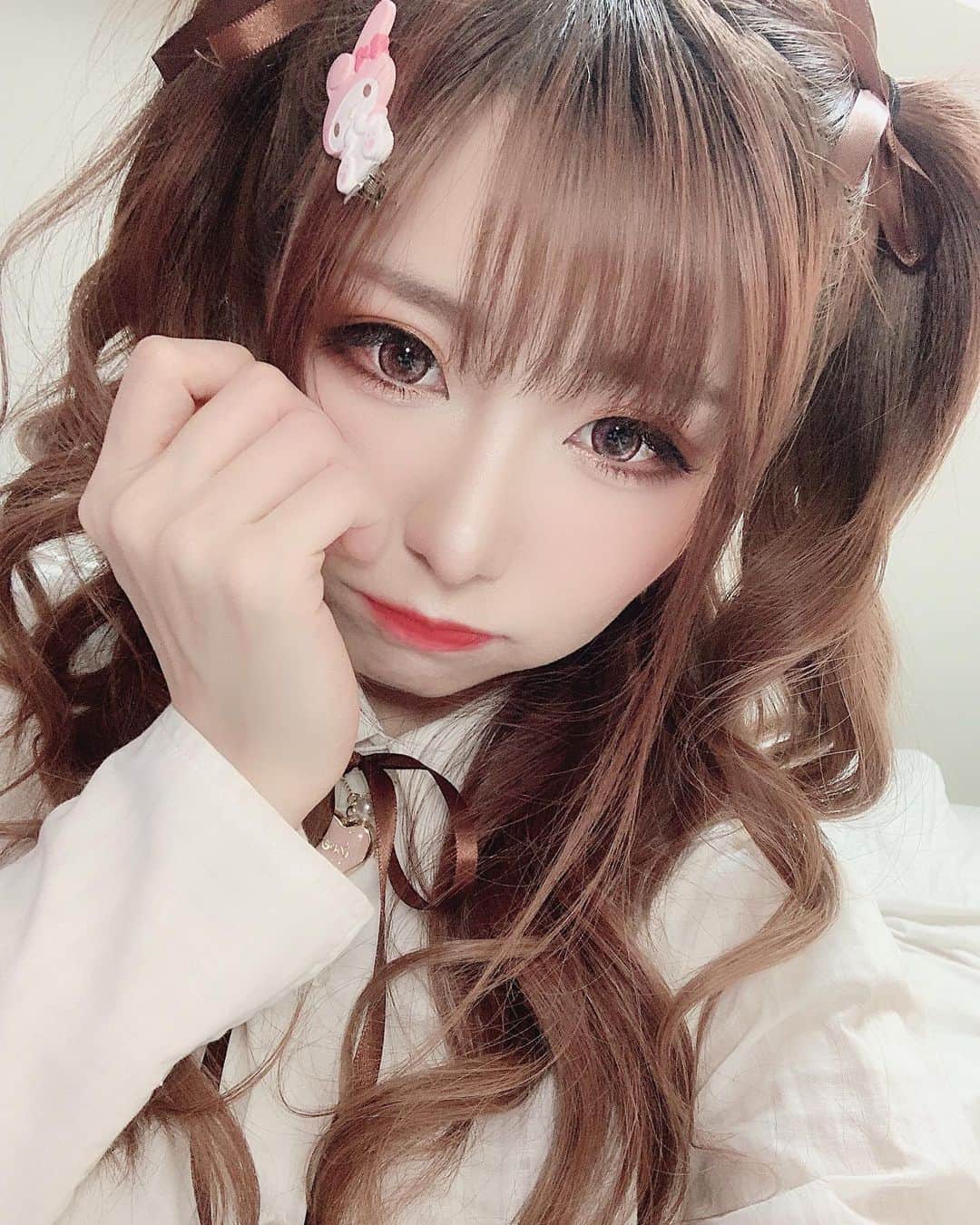 春咲ひなたのインスタグラム：「ぴえん🗝 新しい動画の企画🧸💗 . #隠しきれないヲタク#隠しきれないオタク#量産型#量産型女子#量産型ヲタク#メイク#ハーフツイン#可愛い#気分転換#ぴえん#ぱおん#推ししか勝たん#東京#新宿#歌舞伎町#キャバ嬢#もはや#元キャバ嬢#アジアンクラブ#マツエク#アイリスト募集中#春咲ひなた#YouTube#youtuber#新米#ゆーちゅーばー . YouTubeに関する問い合わせ先♡  株式会社YEEELL 〒150-0002  東京都渋谷区渋谷3-27-11 祐真ビル新館5F  info@yeeell.jp」