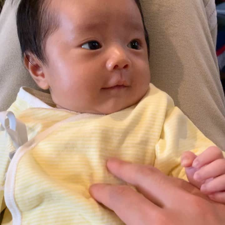 漆川由佳のインスタグラム：「あっという間に2ヶ月過ぎました⭐️表情豊かになって体重5㎏にすくすく成長👍🏻💕 最後の動画は必死に踏ん張っとります💩💩💩」