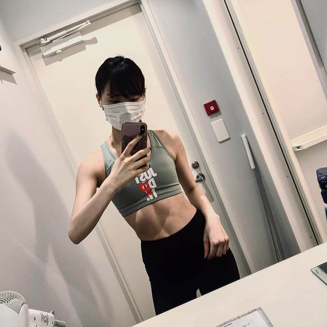 端田三奈未さんのインスタグラム写真 - (端田三奈未Instagram)「🤢🏋️‍♀️🔥﻿ ﻿ 家トレでよかったこと﻿ ・細かい筋肉まで鍛えられる﻿ ・移動時間、マシンの待ち時間がなくて時短﻿ ﻿ 逆に悪かったこと﻿ ・負荷がかけられず衰える、鍛えにくい筋肉もある﻿ ・負荷かけられないから一回の運動時間長い﻿ ・モチベが上がらない﻿ ﻿ 久々にジム行った🔥﻿ これからはコロナに気をつけて、﻿ 必要最低限はジム行こうと思う🤢﻿ ﻿ ﻿ ﻿ ﻿ ﻿ ﻿ ﻿ ﻿ ﻿ ﻿ ﻿ #筋トレ日記 #筋トレ女子 #筋トレ好き #筋トレ好きな人と繋がりたい #自重筋トレ #自重 #自重筋トレ #家トレ女子 #家トレーニング #自宅トレ #ジム好きな人と繋がりたい #エニタイム女子 #ジムトレーニング #自粛太り #トレーニング好きな人と繋がりたい #筋トレ女子部 #筋トレご飯 #自粛生活を楽しく過ごそう #運動したい #食べてやせる #workoutoftheday #workoutgirl #trainingwear #トレーニング大好き」6月7日 11時31分 - scr_mi