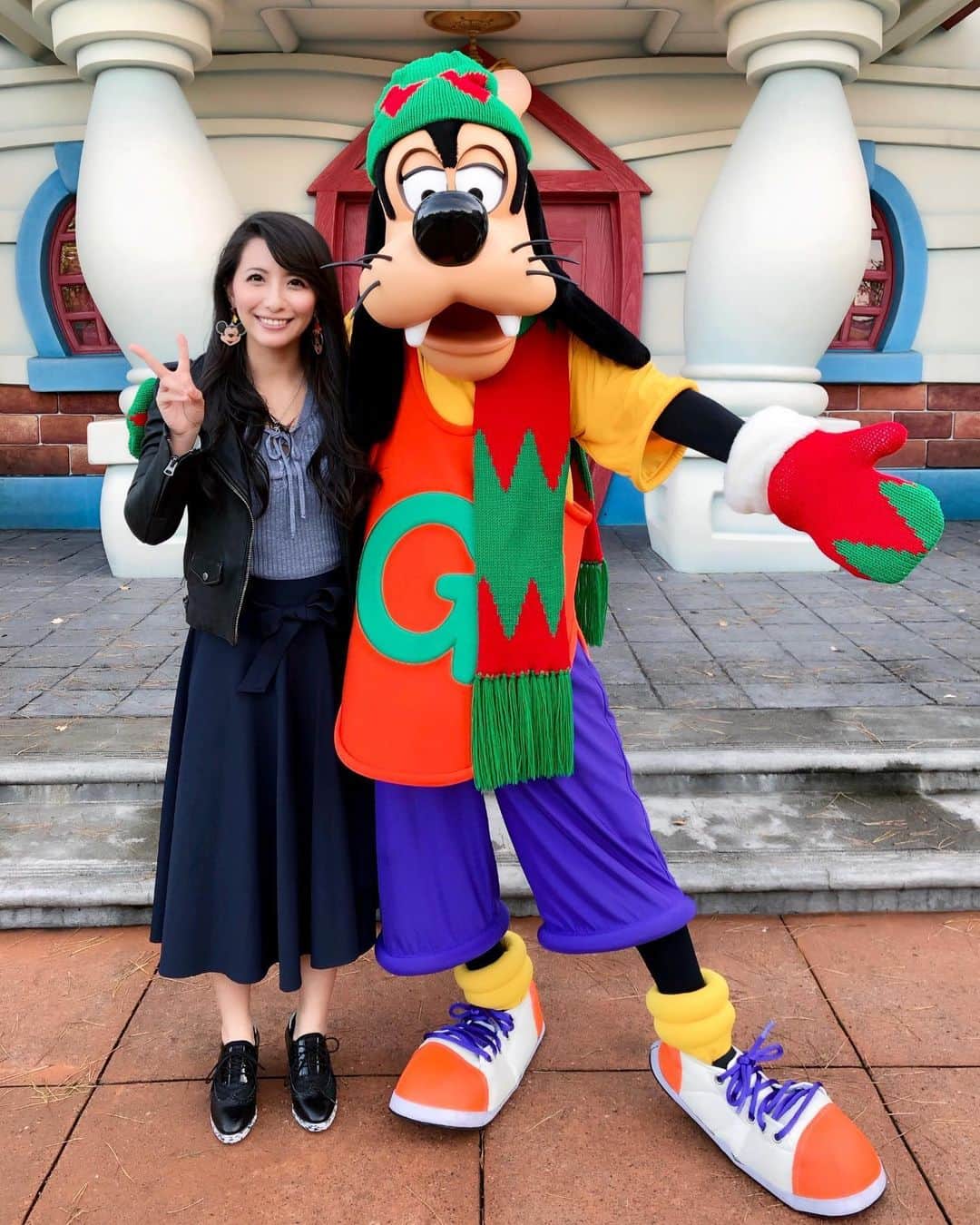 矢部あやのインスタグラム：「201812 Toon town トゥーンの整列に並んだらグーフィー！ クリスマスコス可愛いなぁ🎄 ・ #tokyodisneyland #TDL2018 #TDL」