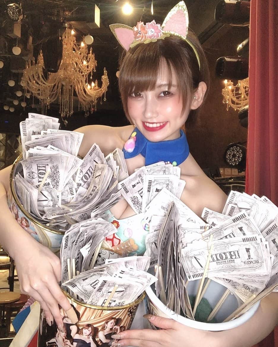 まりんさんのインスタグラム写真 - (まりんInstagram)「バーレスク再オープン初日！！来てくださったみなさん！配信見てくださったみなさん！！ありがとうございました🐶🍳 . . オープニングで泣く〜て思ってたけど、2ヶ月ぶりにみんなの前で踊るステージは緊張がすごくて、涙引っ込みました😂でも緊張が落ち着いた頃に見えてきたみんなの顔がとても楽しそうで、見守ってくれるような優しい顔で、改めてこの空間めちゃくちゃいいなーって思いました🌟 . . 自粛期間に少しだけパワーアップ出来たのか、みんなに直接褒めていただけることも多くて嬉しかったり、、何より直接ありがとうって感謝が伝えられるのがすごく嬉しかったです💗みんなほんとうにありがとう。 . . まだ前とは違った部分があったり、制限されることもあるけど、でもそれを感じさせないくらい私もみんなも楽しめてたかなと思うので、もっともっと新しい楽しみ方でみんなとバーレスク楽しめたらいいな♪ . . 今が幸せ💗💗💗 これからもよろしくね！！！ . . #感謝  #バーレスク東京#バーレスク再オープン#showgirl#dancer #君のことが好きだから #シャンパン#酒ヤクザ#コカレロ天使#のありん#グラビア女王#幸せな時間」6月7日 11時46分 - marin_burlesque