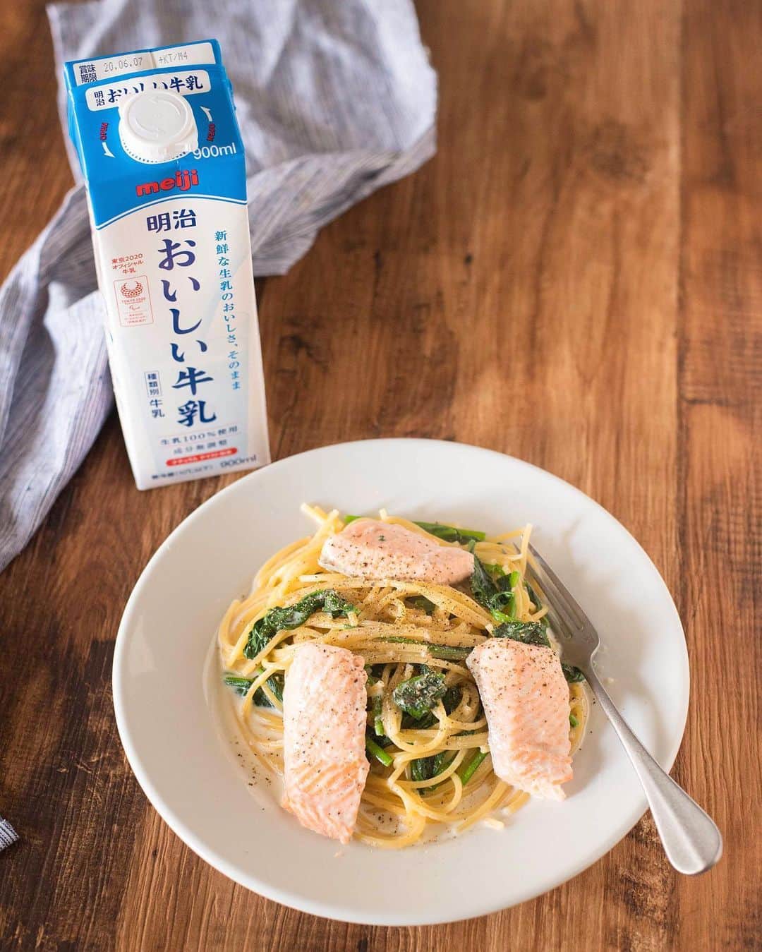 Iguchi Takuto... おうちごはんおじさんさんのインスタグラム写真 - (Iguchi Takuto... おうちごはんおじさんInstagram)「🍳Today’s kitchen(レシピあり📝)﻿ •サーモンとほうれん草のミルクスパゲッティー 🍝🐮﻿ 明治おいしい牛乳を使って、簡単美味いミルクスパゲッティ。﻿ 全国の酪農家の皆さんの力になるために、﻿ 今日も牛乳消費メニューを紹介します！🥛﻿ ﻿ 簡単でとっても美味しいパスタ☺️﻿ ミルクと鮭の旨味が効いてて、ほうれん草もマッチ！﻿ すぐに真似できるので、是非やってみて下さいね😚✨﻿ ﻿ ﻿ 📝レシピ※ホームページ内容転載﻿ (https://www.meijioishiigyunyu.com/recipe/detail/212.html)﻿ ﻿ 🐮材料(2人分)﻿ ・明治おいしい牛乳200ml﻿ ・スパゲッティー160g（ゆで時間9分のものを使用）﻿ ・水300ml位﻿ ・ほうれん草150g﻿ ・サーモン1切れ﻿ ・塩小さじ1/2﻿ ・こしょう適宜﻿ ﻿ 🍳作り方﻿ STEP1﻿ フライパンに水を入れ沸騰後、塩を入れ、半分に折ったスパゲッティーを入れ中火で5分位茹でる。﻿ ﻿ STEP2﻿ ほうれん草をきれいに洗い4cm幅に切り、サーモンは一口大に切る。﻿ ﻿ STEP3﻿ 1の鍋に「明治おいしい牛乳」、サーモンを入れ、アルデンテになる前まで火を通す。（計約11分）﻿ ﻿ STEP4﻿ 水分がなくなってきたら、ほうれん草を入れ、全体に大きく混ぜながら火を通し、塩（分量外）で味を調える。﻿ ﻿ STEP5﻿ 器に盛り、こしょうをふる。﻿ ﻿ POINT﻿ ・牛乳に含まれるカルシウムによりほうれん草のえぐみ（シュウ酸）を外に出すことができます。﻿ ・パスタをゆでる行程の中に牛乳を入れ込むことで、麺にもしっかり牛乳の旨味が浸み込みます。﻿ ﻿ ﻿ また、「Twitterでも明治おいしい牛乳の公式アカウントでもキャンペーンやっているようです！是非検索してみてくださいね！☻﻿ ﻿ ﻿ 美味しいで日本を元気に꒰⍨꒱.+*﻿ ﻿ ━…━…━…━…━…━…━…━…━…━﻿ ﻿ ▼.料理教室主宰しています🍳(..開講祝1年💐)﻿ Foodies Labo(@foodies_labo)﻿ 簡単×美味しいに拘り、都内で料理教室を開催しています。﻿ 料理初心者•初参加の方•お友達との参加も大歓迎🙆‍♂️🙆‍♀️﻿ まずは気軽にフォローして下さい！﻿ ﻿ ▼.デリバリー専門のレストランを始めました🍴 ﻿ Foodies Tokyo(@foodies_tokyo)﻿ 不定期での営業となりますが、﻿ Uber Eatsに出店しています！﻿ イベントなども都度行っていますので、﻿ 詳しくは、公式アカウントをご覧下さい！﻿ ﻿ ▼.ストーリーズのハイライトをまとめました🎥﻿ 過去にストーリーズで配信した、イベントの様子や、﻿ 企業さまとのお仕事、日々の料理のシーン、﻿ 自身の掲載記事など、アイコン毎にまとめています。﻿ ご興味ある方はご覧下さい！﻿ ﻿ ━…━…━…━…━…━…━…━…━…━﻿ #牛乳アクション #明治おいしい牛乳 #PR #明治﻿ #世界牛乳の日 #牛乳の日 #牛乳月間 #worldmilkday﻿ #おうちごはん #おうち時間 #stayhome﻿ #牛乳レシピ #ミルクレシピ #簡単レシピ﻿ #らくうま飯#らくうま料理#らくうま料理家#らくうま料理研究家#料理家#料理研究家#フードスタイリスト#井口タクト#おうちごはん#おうちごはんおじさん#おうちごはんLover#料理男子#料理好きな人と繋がりたい#Foodstylist#ouchigohan_ojisan#japanesefood」6月7日 11時56分 - ouchigohan_ojisan