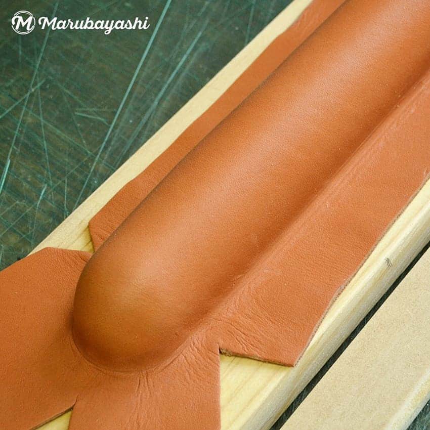MARUBAYASHIさんのインスタグラム写真 - (MARUBAYASHIInstagram)「* 新しい木型による革絞り。  何となく感じたものを木型にしたけど、 きっとうまくいくはず♪  #革絞り #ウェットフォーミング #wetforming #革 #レザー #leather #皮革 #革文具 #革小物 #レザークラフト #leathercraft #leatherworks #leatherdesign」6月7日 11時49分 - takahiro_marubayashi