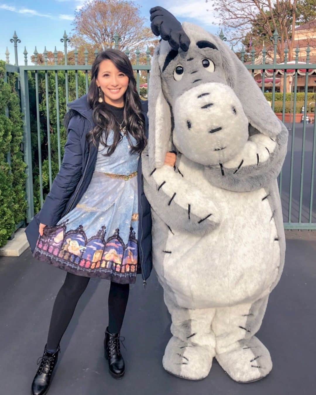 矢部あやのインスタグラム：「201812 TDL Entrance 野生のイーヨーを捕まえた💪🏻 ・ #tokyodisneyland #TDL2018 #TDL #charactergreeting #secrethoney」