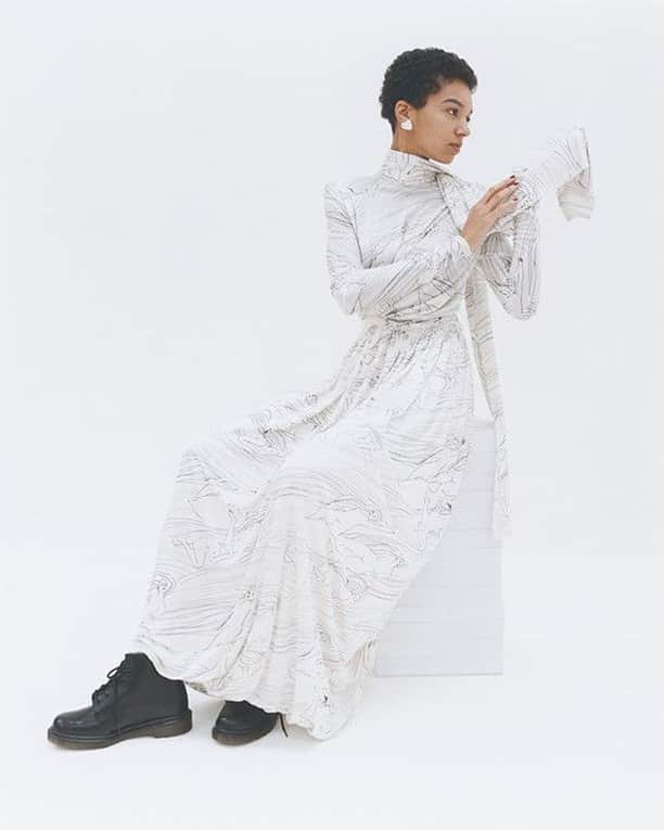 フィガロジャポンさんのインスタグラム写真 - (フィガロジャポンInstagram)「【いまも10年後も着続けたい、愛すべき服。】⠀ 愛おしみながら、大切に着続けたい服に共通するのは、スタイルのある服。ジル サンダーの女神のようなドレスもまさにそんな一着。 photos : @sodai0531⠀ stylisme : @tomokojima__⠀ coiffure et maquillage : @shinyakawamurashinyakawamura (mod’s hair)⠀ #figarojp #ジルサンダー #ファッション #fashion #ドレス」6月7日 12時00分 - madamefigarojapon